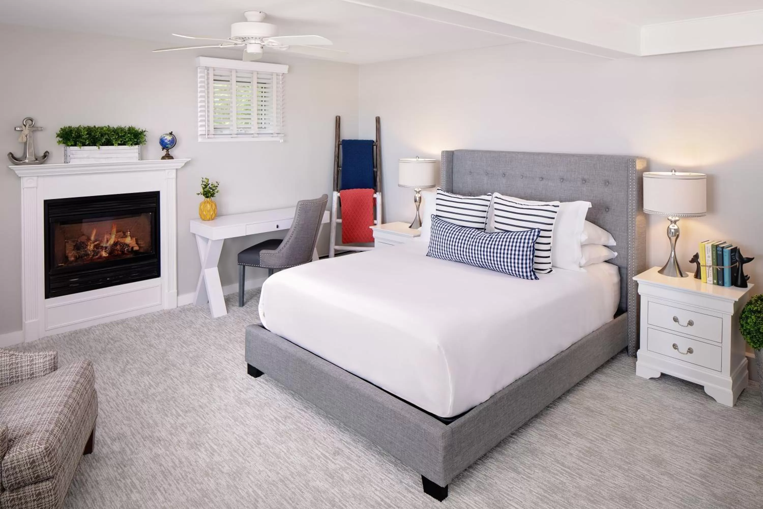 Bed in Inn at Harbor Hill Marina