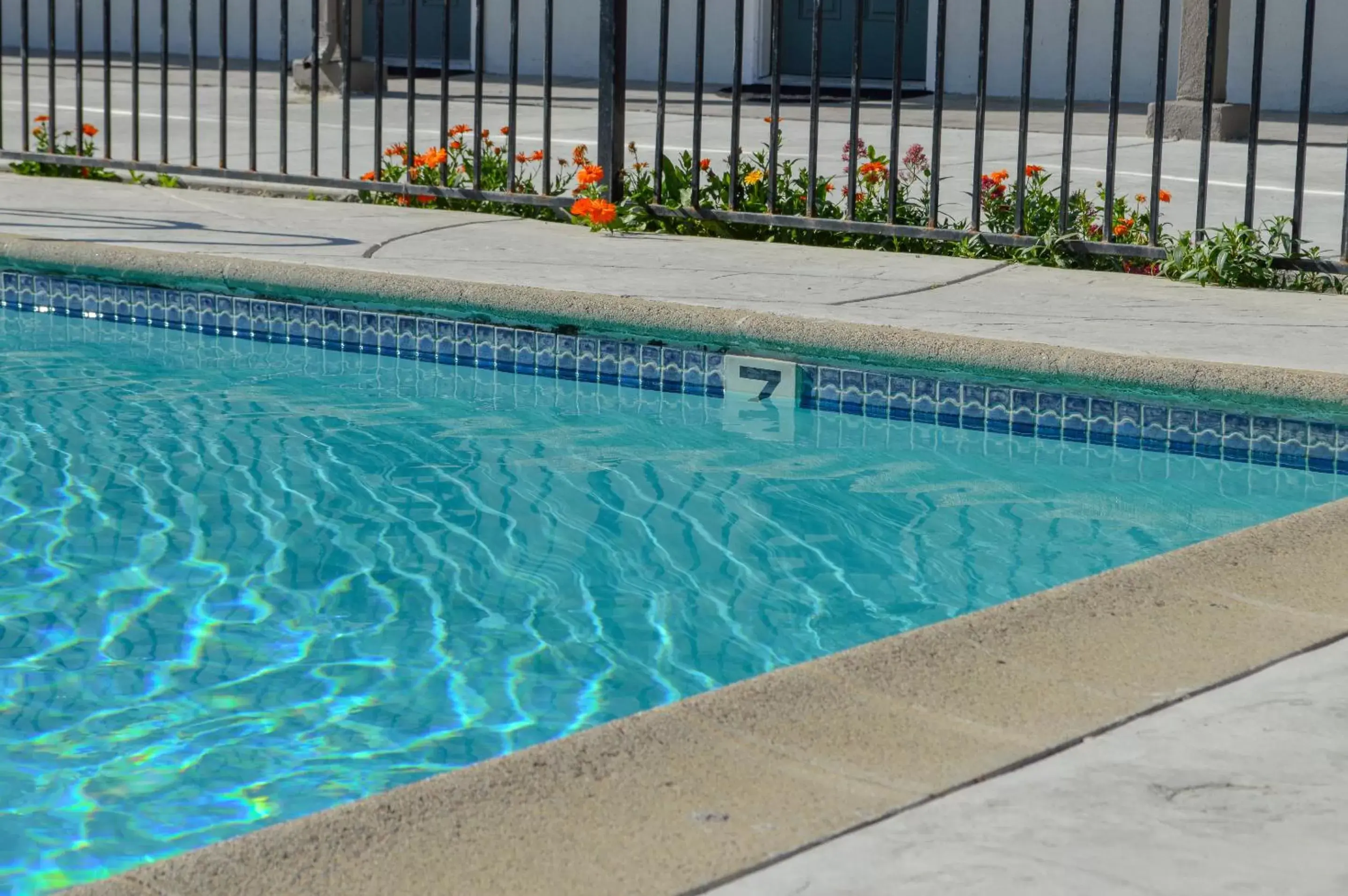 Swimming Pool in Sea Breeze Inn - San Simeon