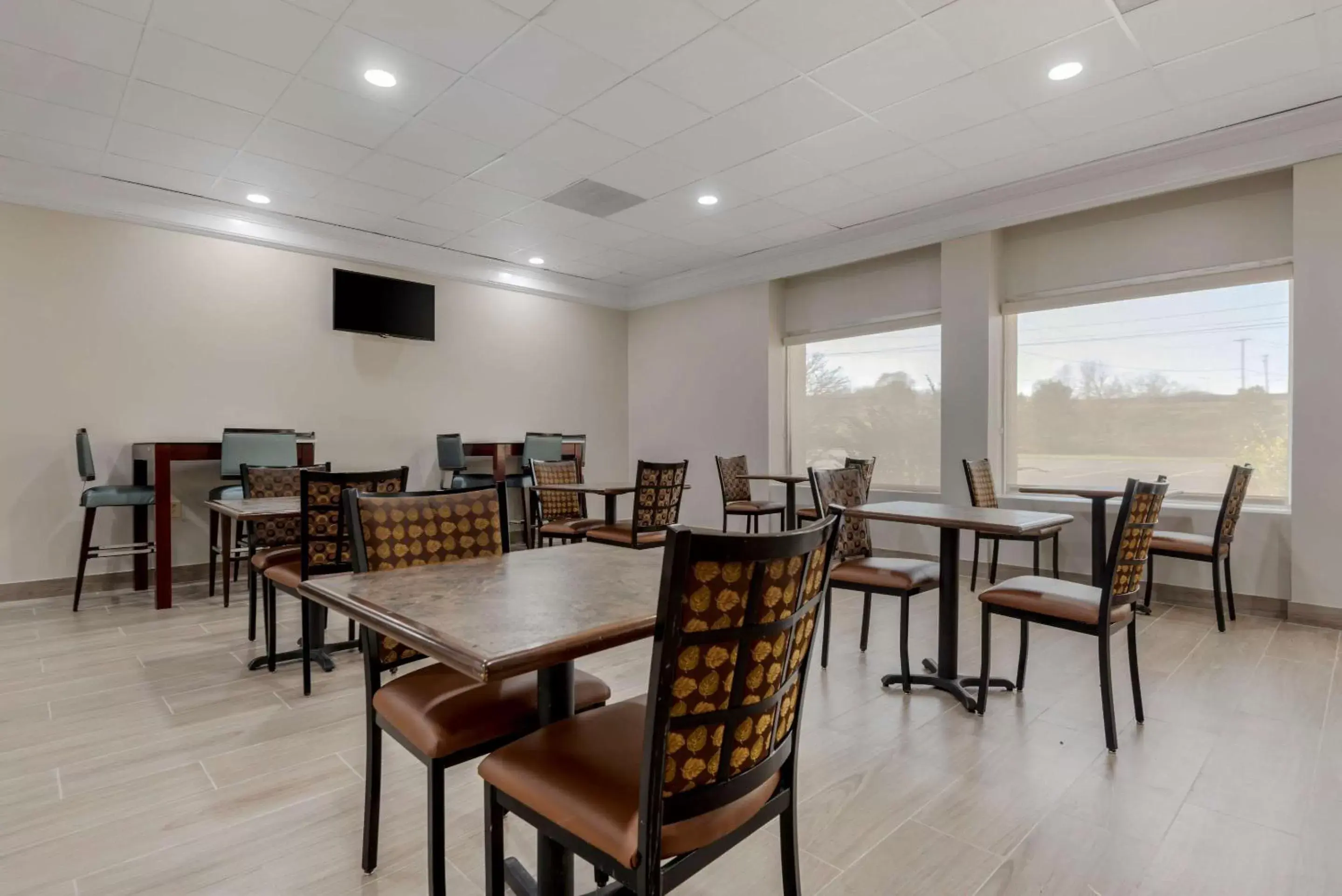 Breakfast, Restaurant/Places to Eat in Quality Inn & Suites New Hartford - Utica