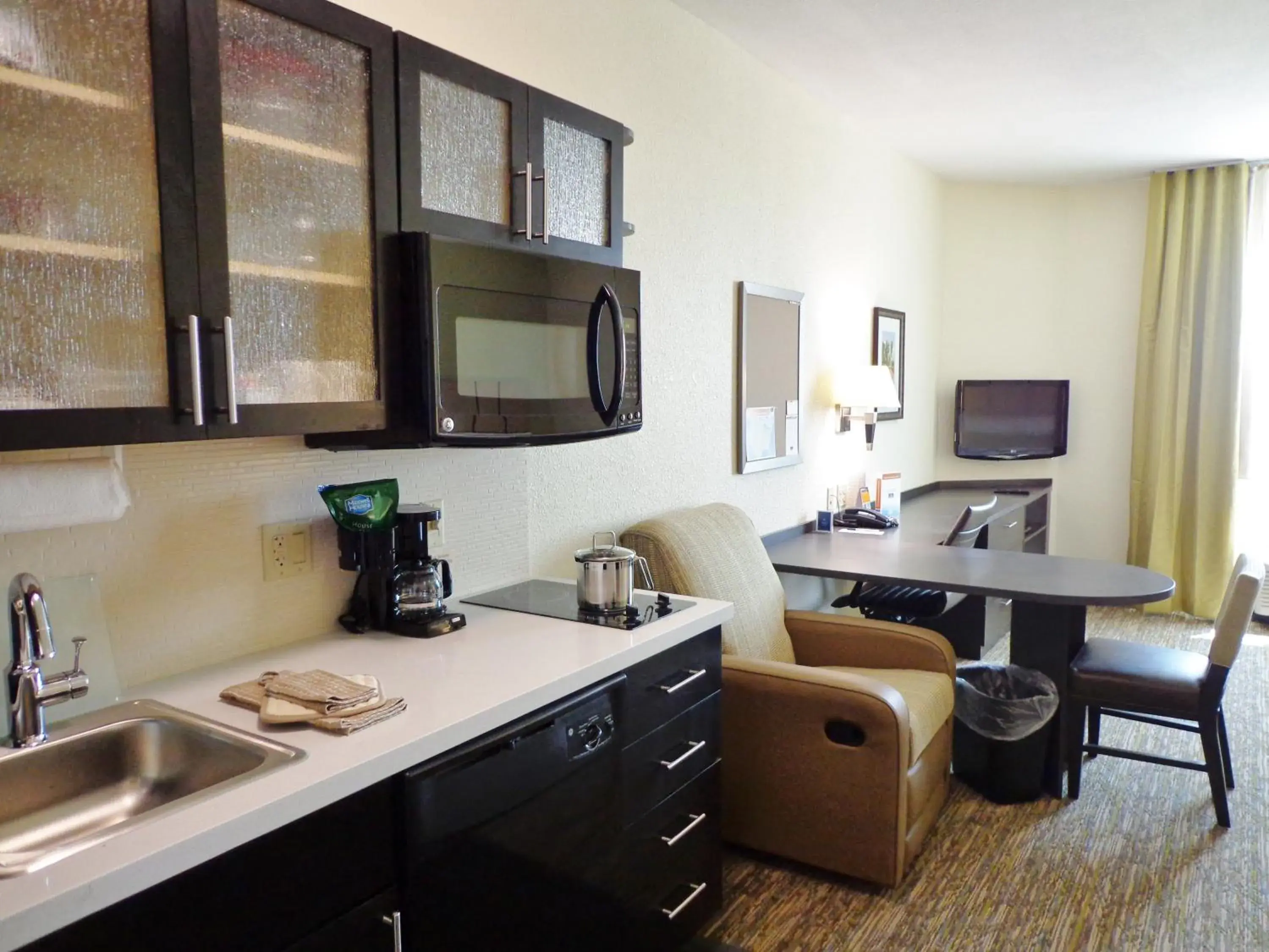 Photo of the whole room, Kitchen/Kitchenette in Candlewood Suites Odessa, an IHG Hotel