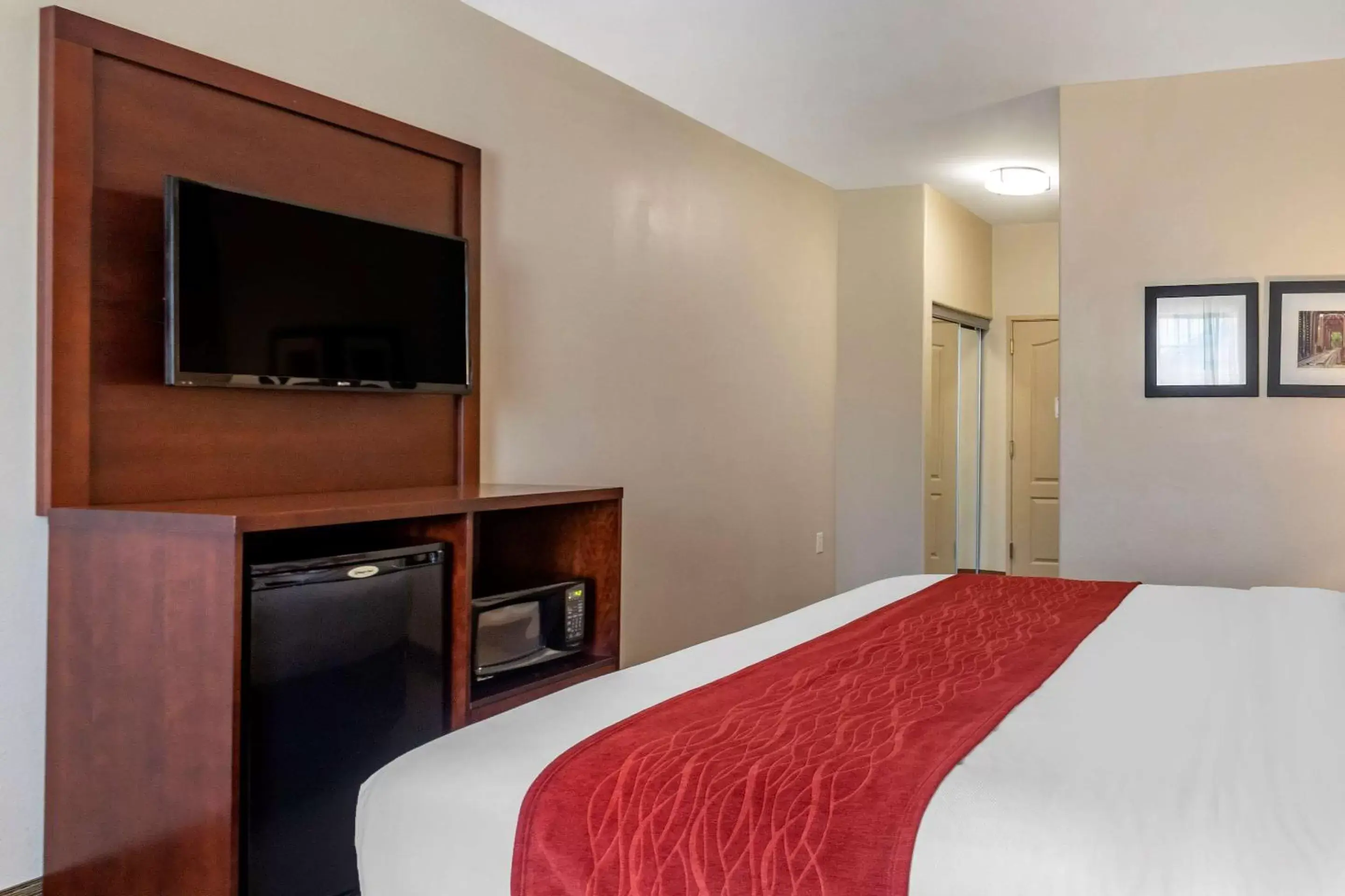 Photo of the whole room, Bed in Comfort Inn & Suites Villa Rica