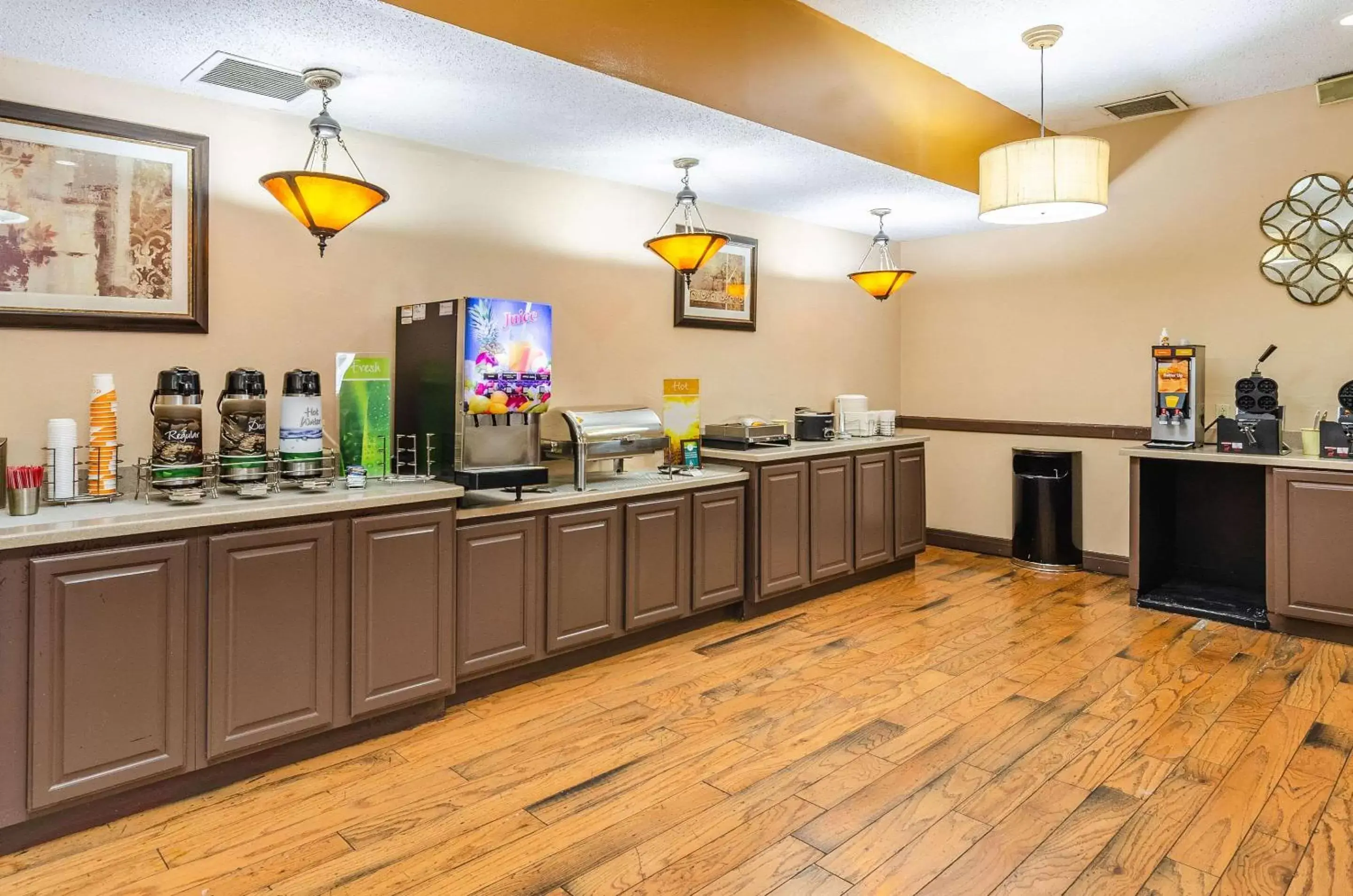 Restaurant/places to eat, Kitchen/Kitchenette in Quality Inn Radford-West Blacksburg I-81