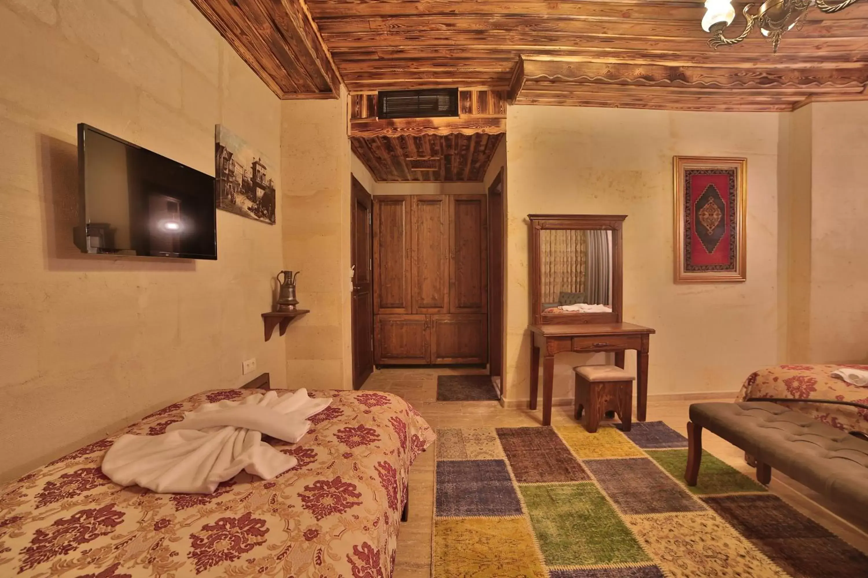 Photo of the whole room, TV/Entertainment Center in Caravanserai Inn Hotel