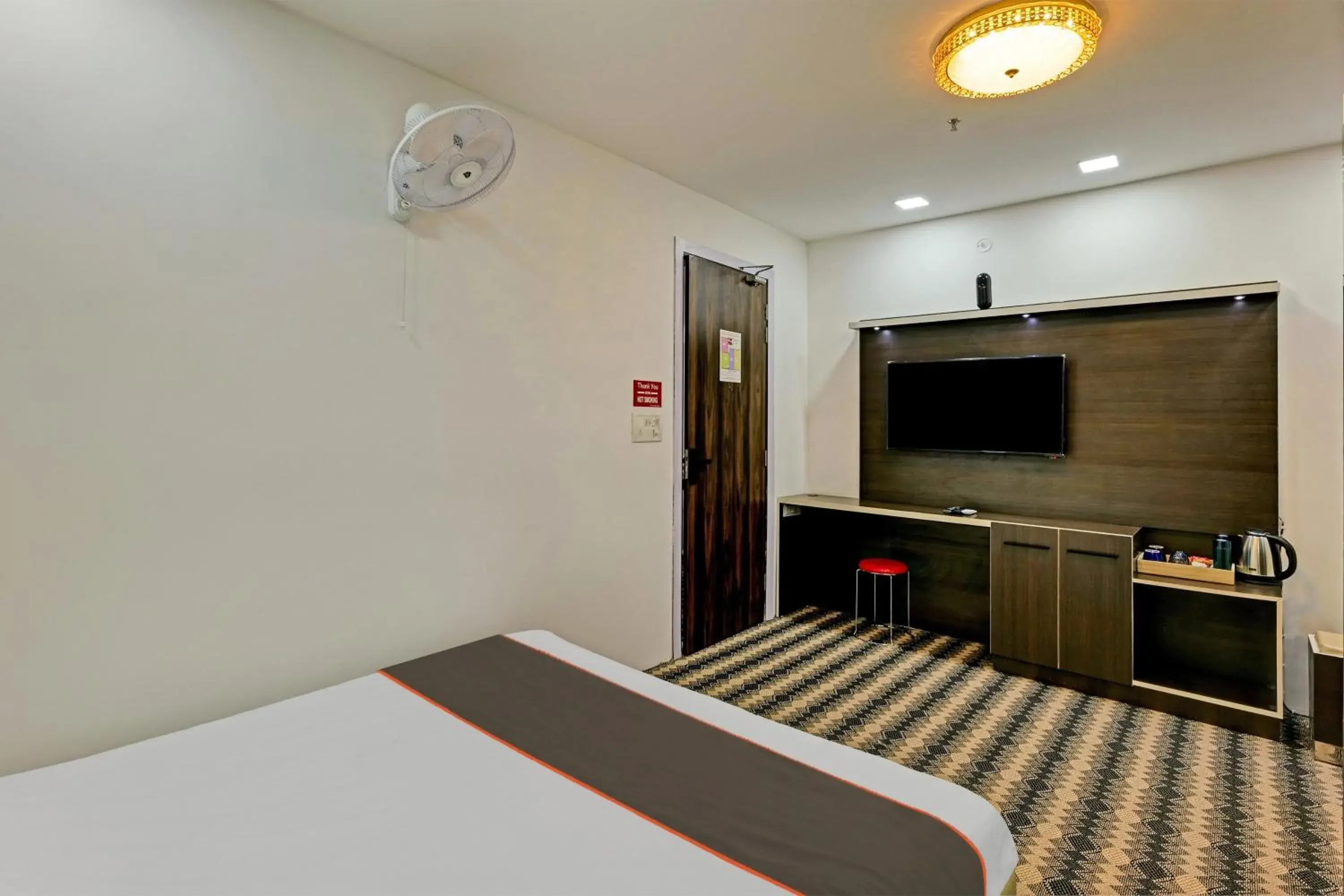 Bedroom, TV/Entertainment Center in OYO Flagship The Kings Hotel