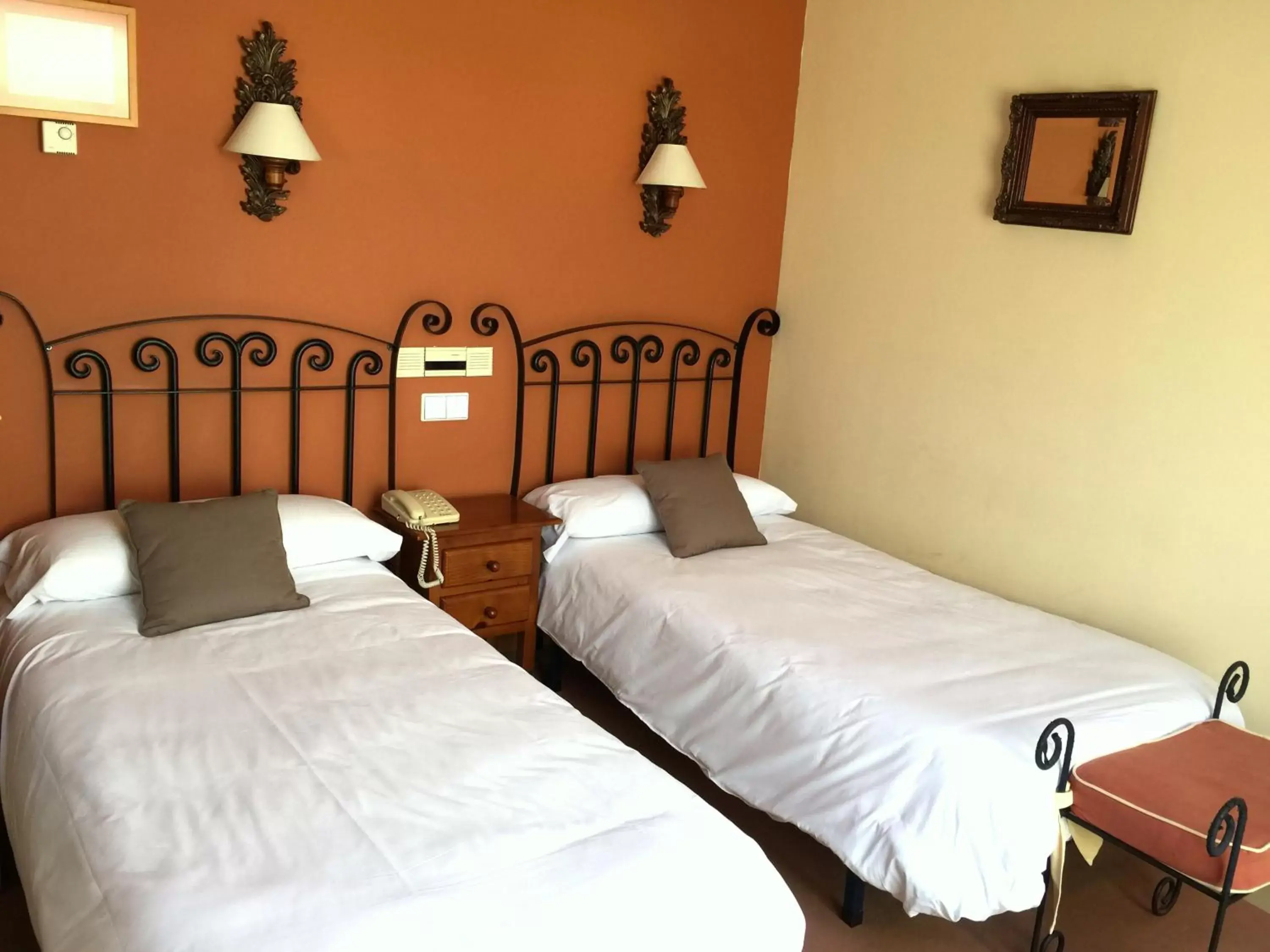 Photo of the whole room, Bed in Hotel Arco San Vicente