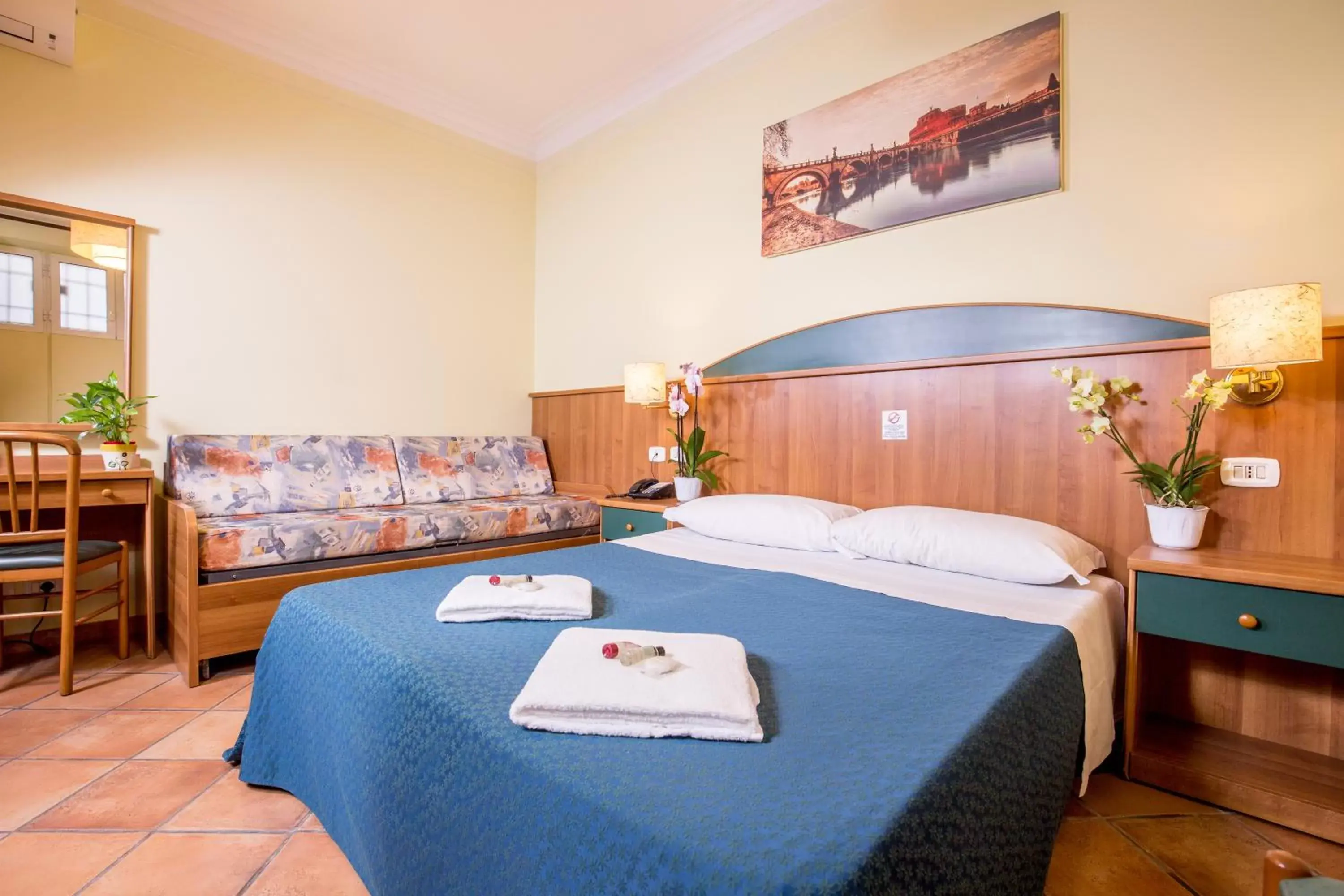 Photo of the whole room, Bed in Hotel Trastevere