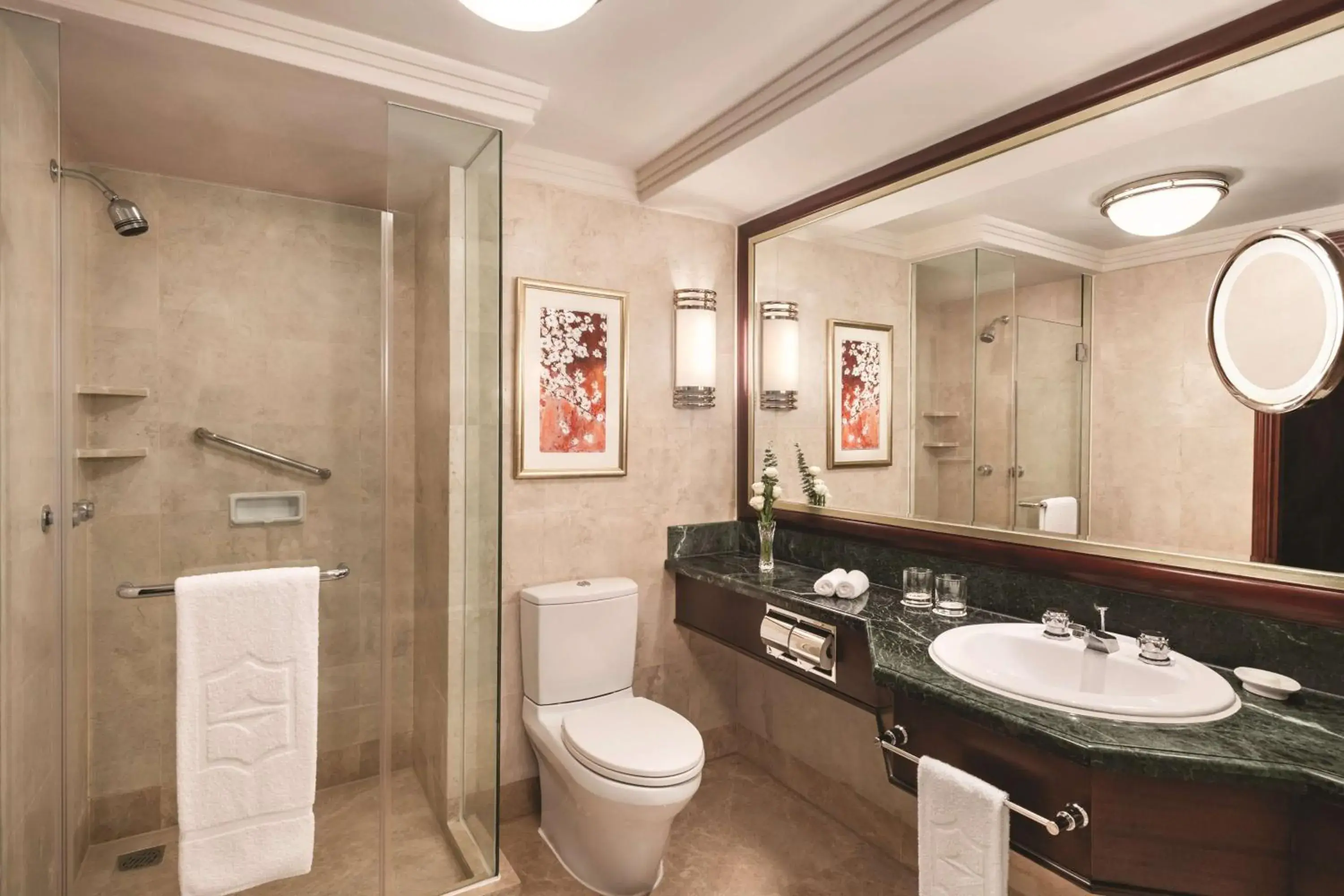 Photo of the whole room, Bathroom in Shangri-La Hotel, Wuhan