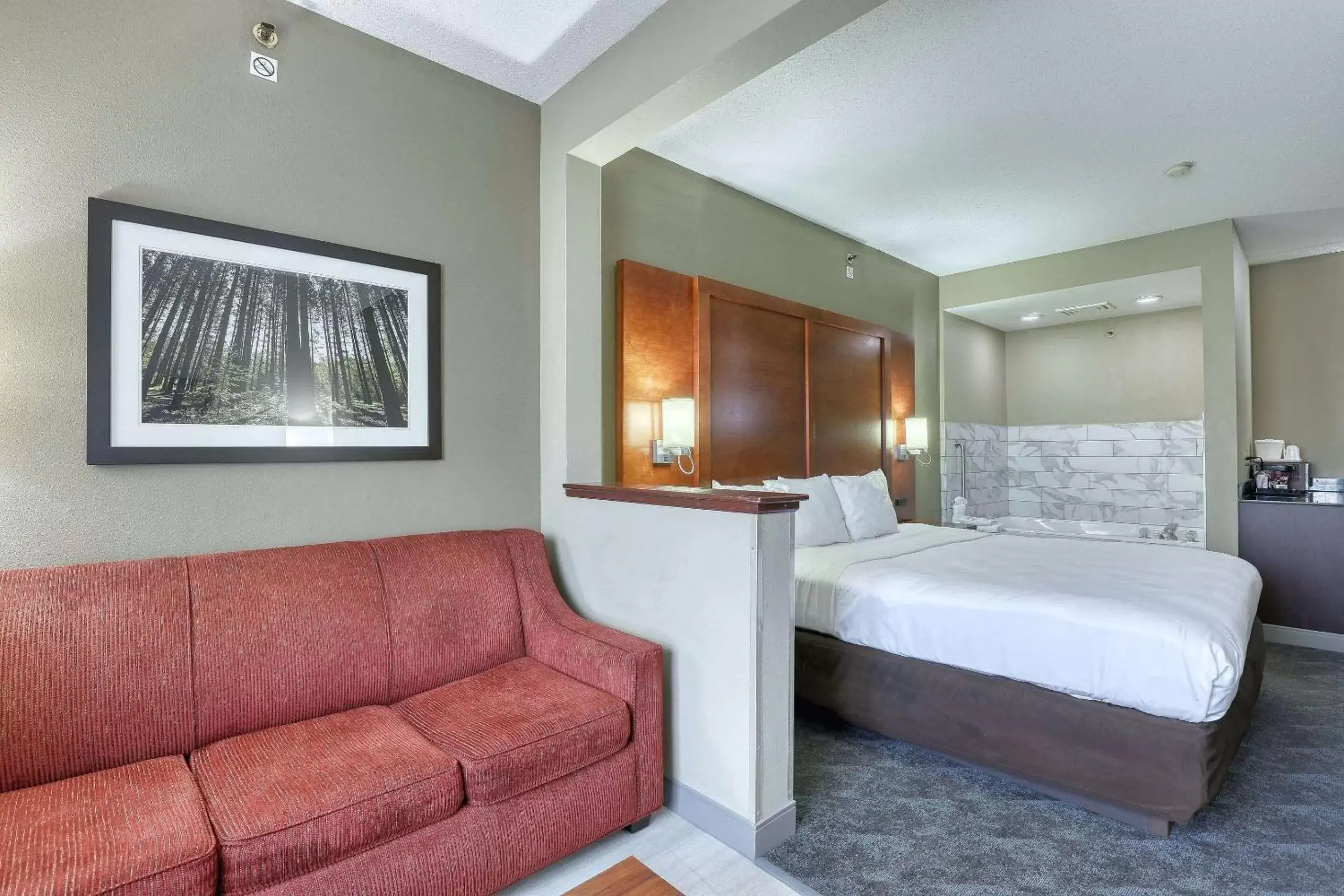Bedroom in Comfort Suites Madison West