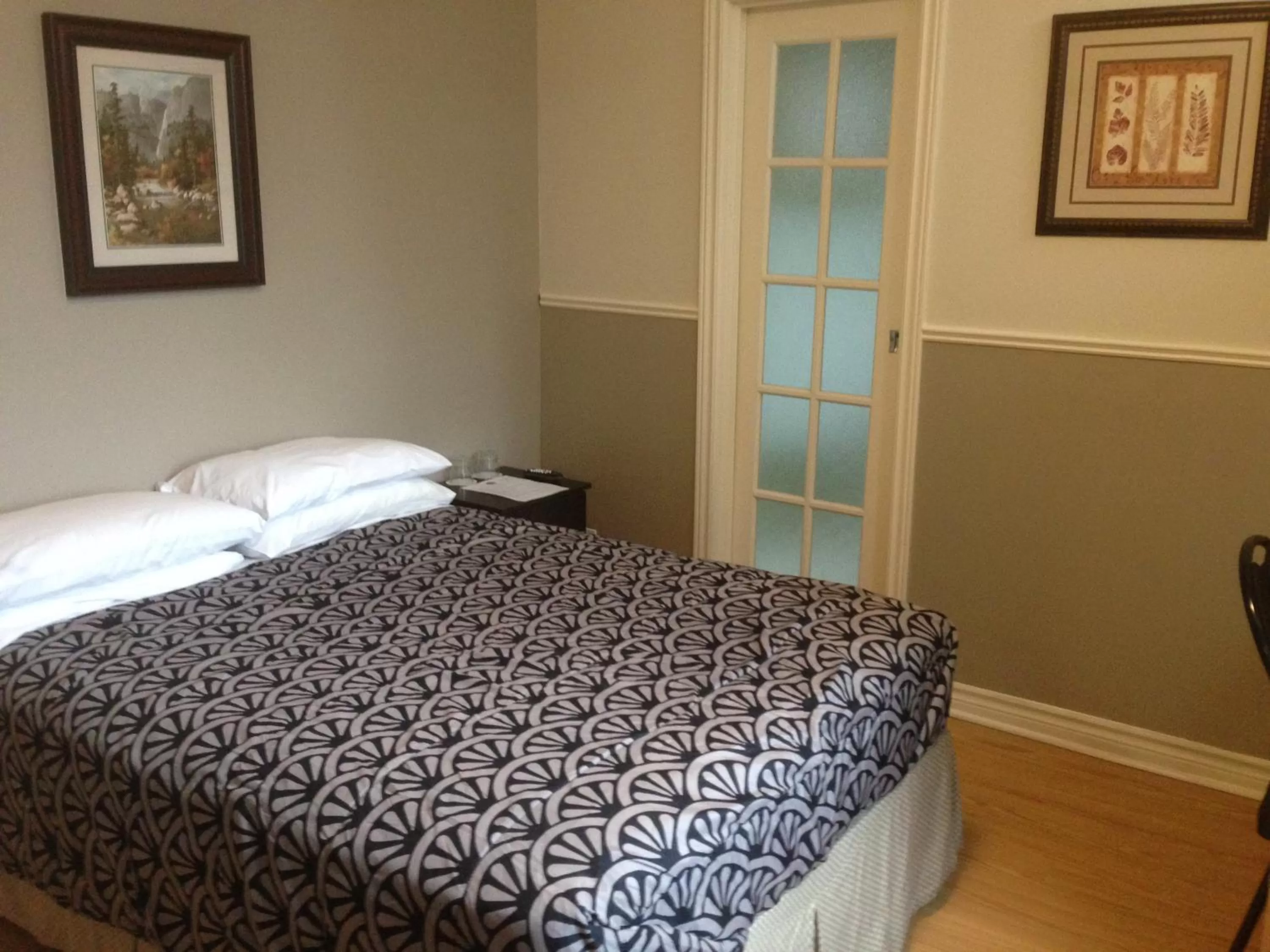 Bed in The Rex Hotel Jazz & Blues Bar