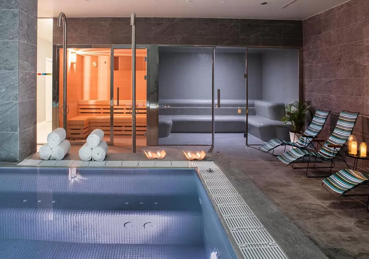 Hot Tub, Swimming Pool in Axel Hotel San Sebastián - Adults Only