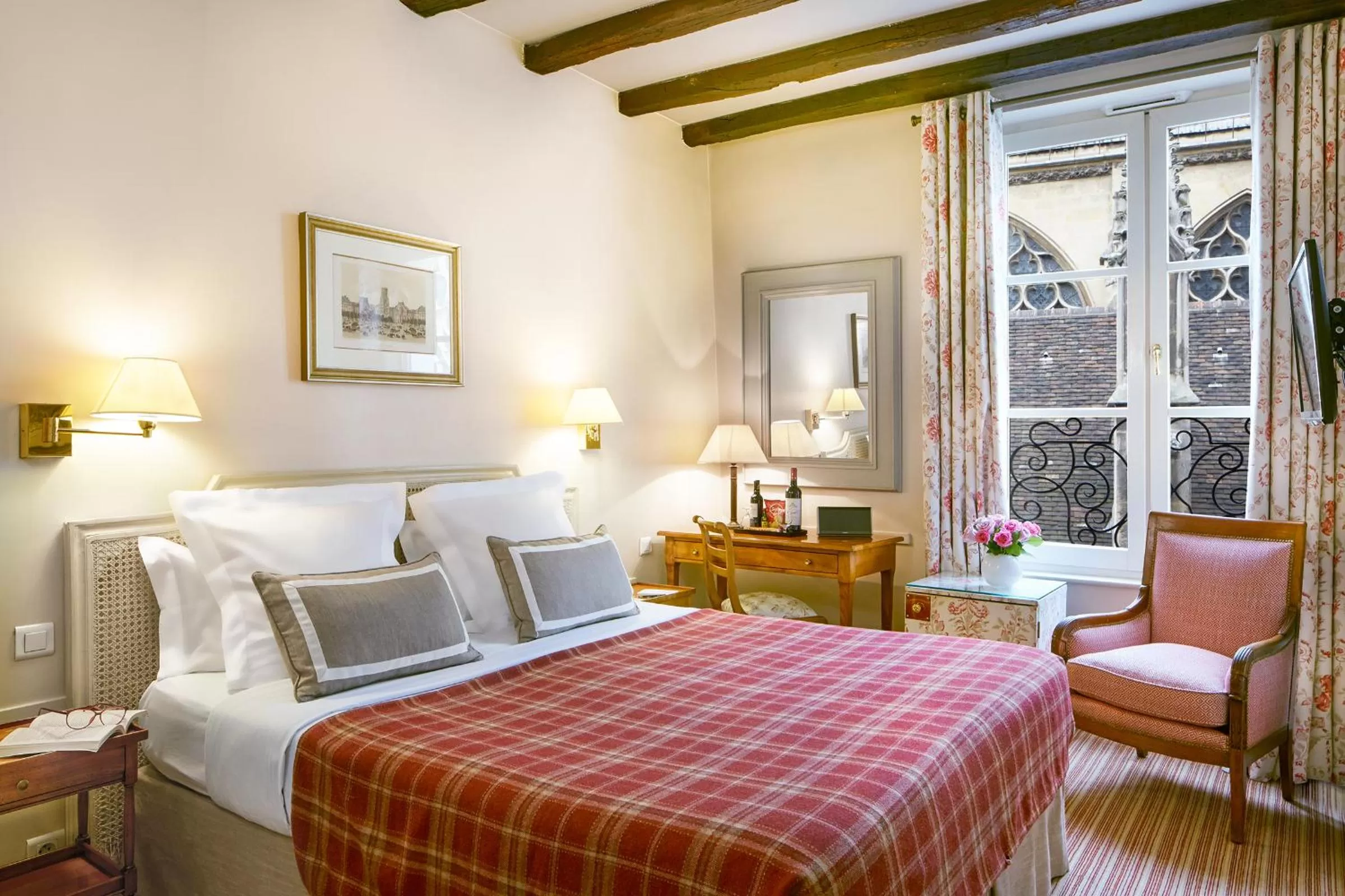 Photo of the whole room, Bed in Relais Du Louvre