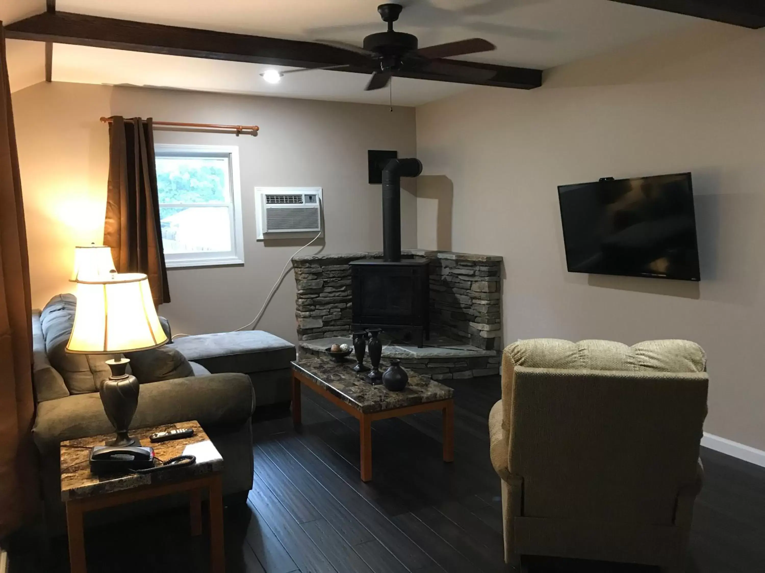 TV and multimedia, Seating Area in Blowing Rock Inn