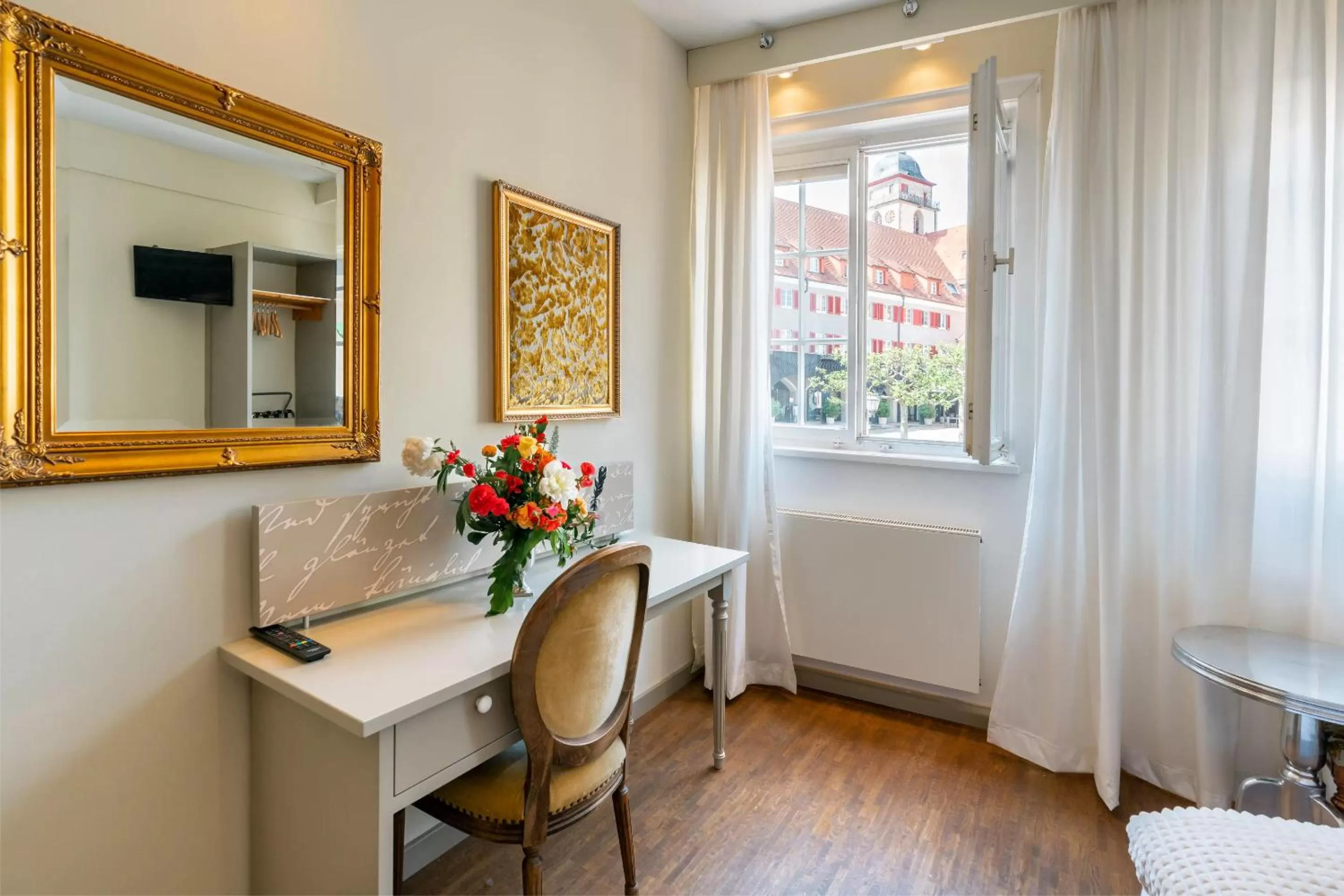 Bedroom, TV/Entertainment Center in Hotel Schiller