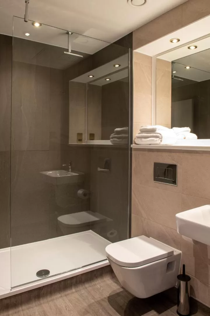 Shower, Bathroom in The Saxon Crown Wetherspoon