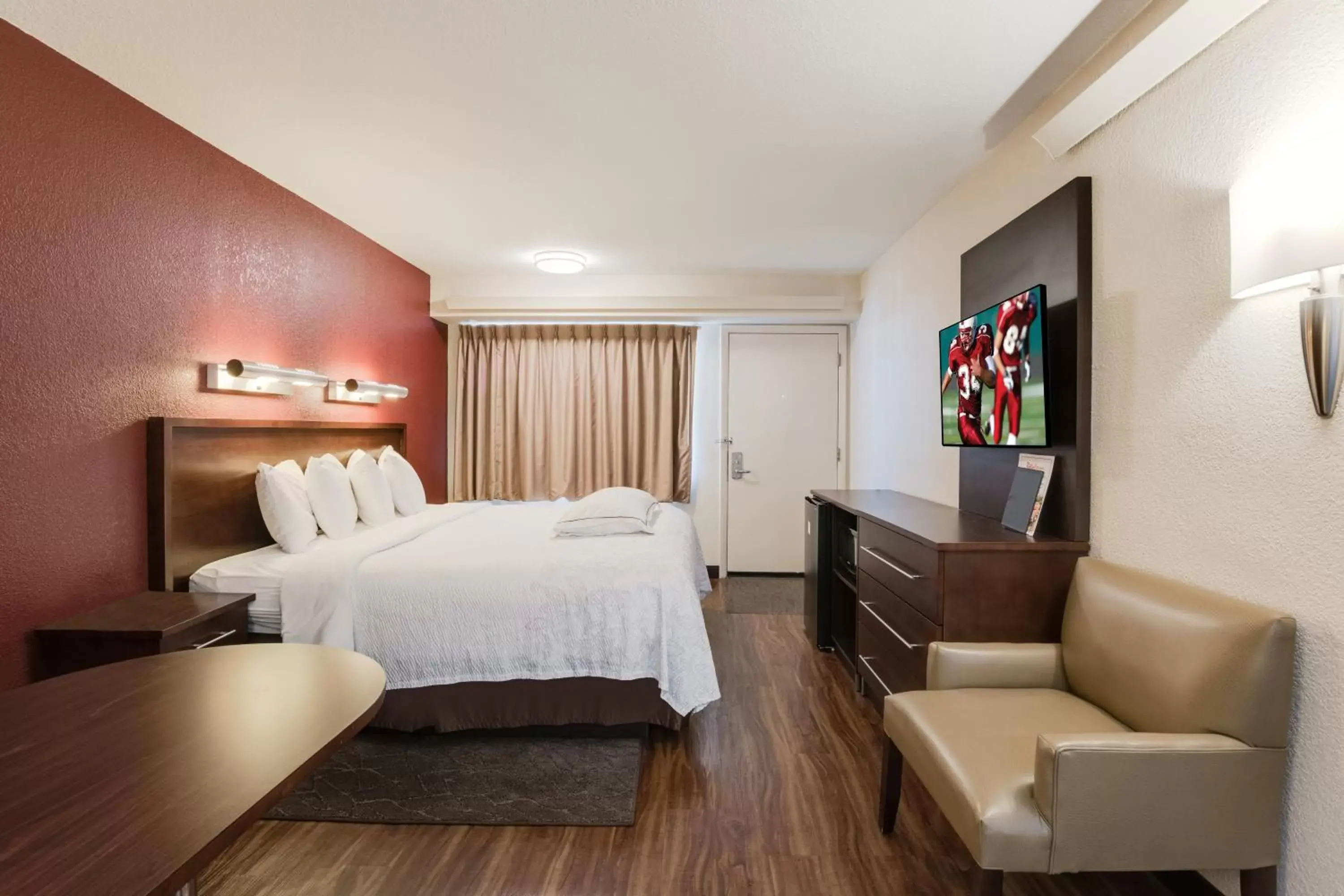 Bedroom, Bed in Red Roof Inn PLUS+ Chicago - Northbrook/Deerfield Bedroom, Bed in Red Roof Inn PLUS+ Chicago - Northbrook/Deerfield