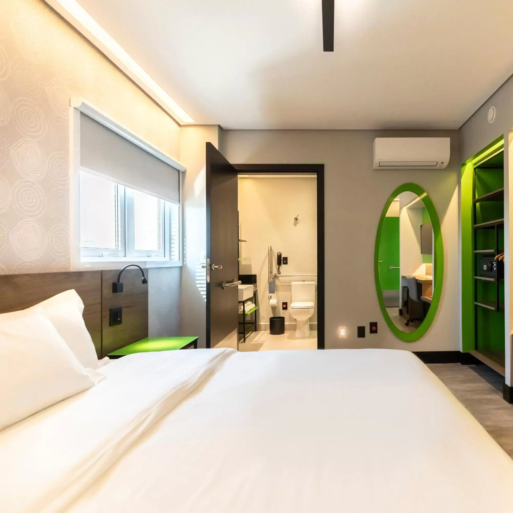 Standard PwD Disability Access - single occupancy - 1 King Bed in Tru By Hilton Criciúma Standard PwD Disability Access - single occupancy - 1 King Bed in Tru By Hilton Criciúma