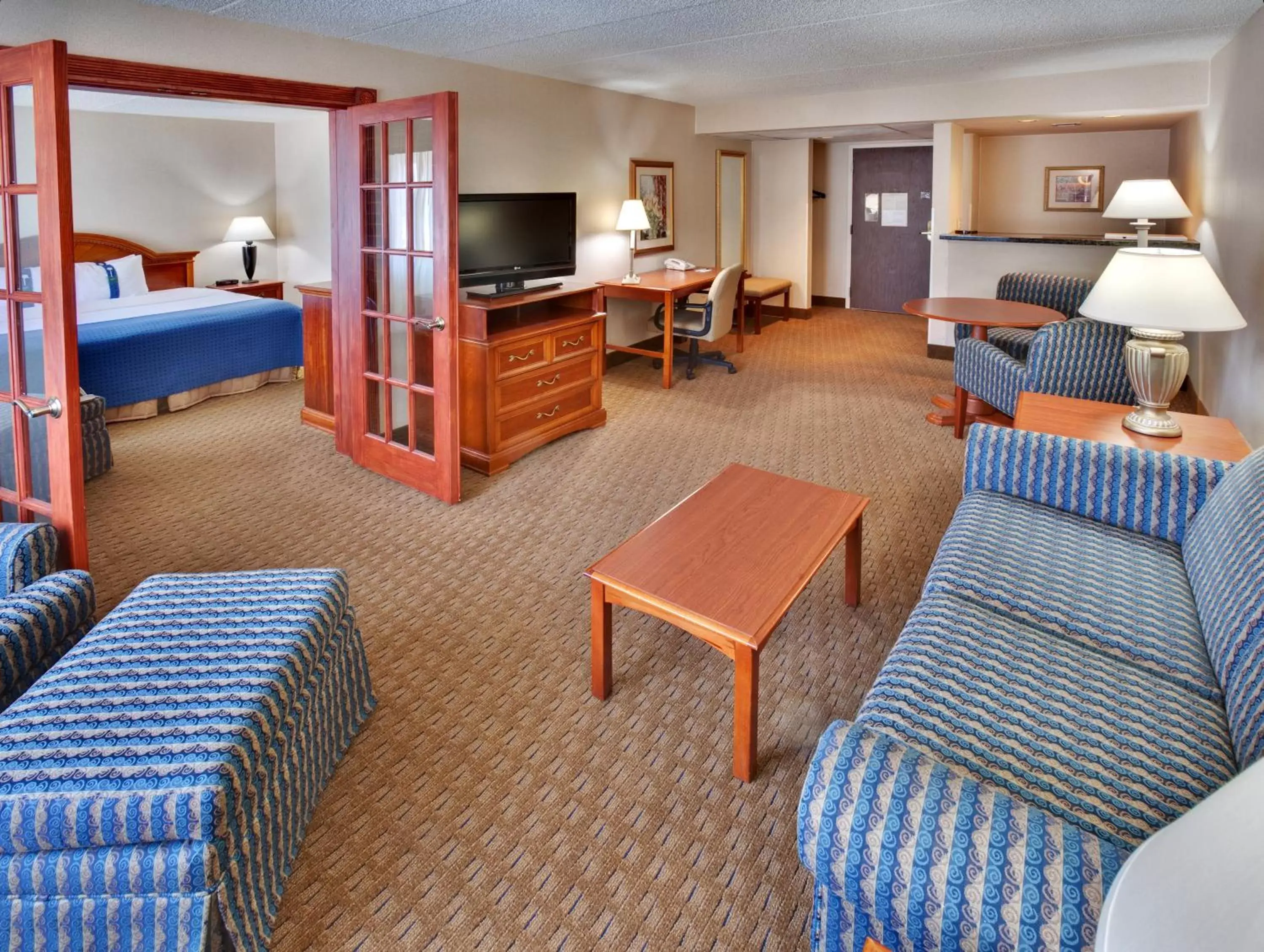 Living room, Seating Area in Ramada by Wyndham Midtown Grand Island