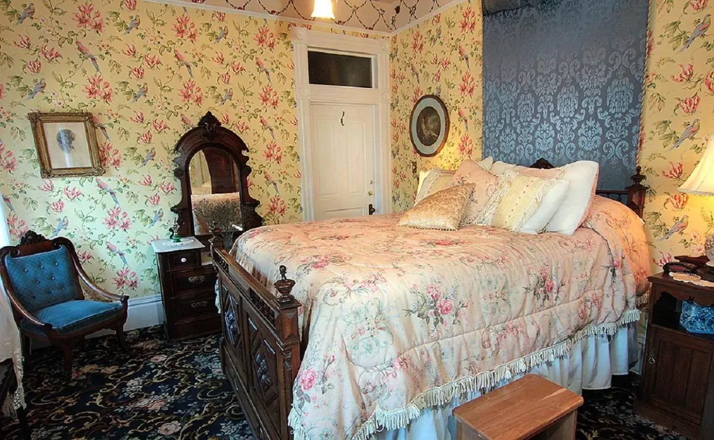 Photo of the whole room, Bed in Gingerbread Mansion