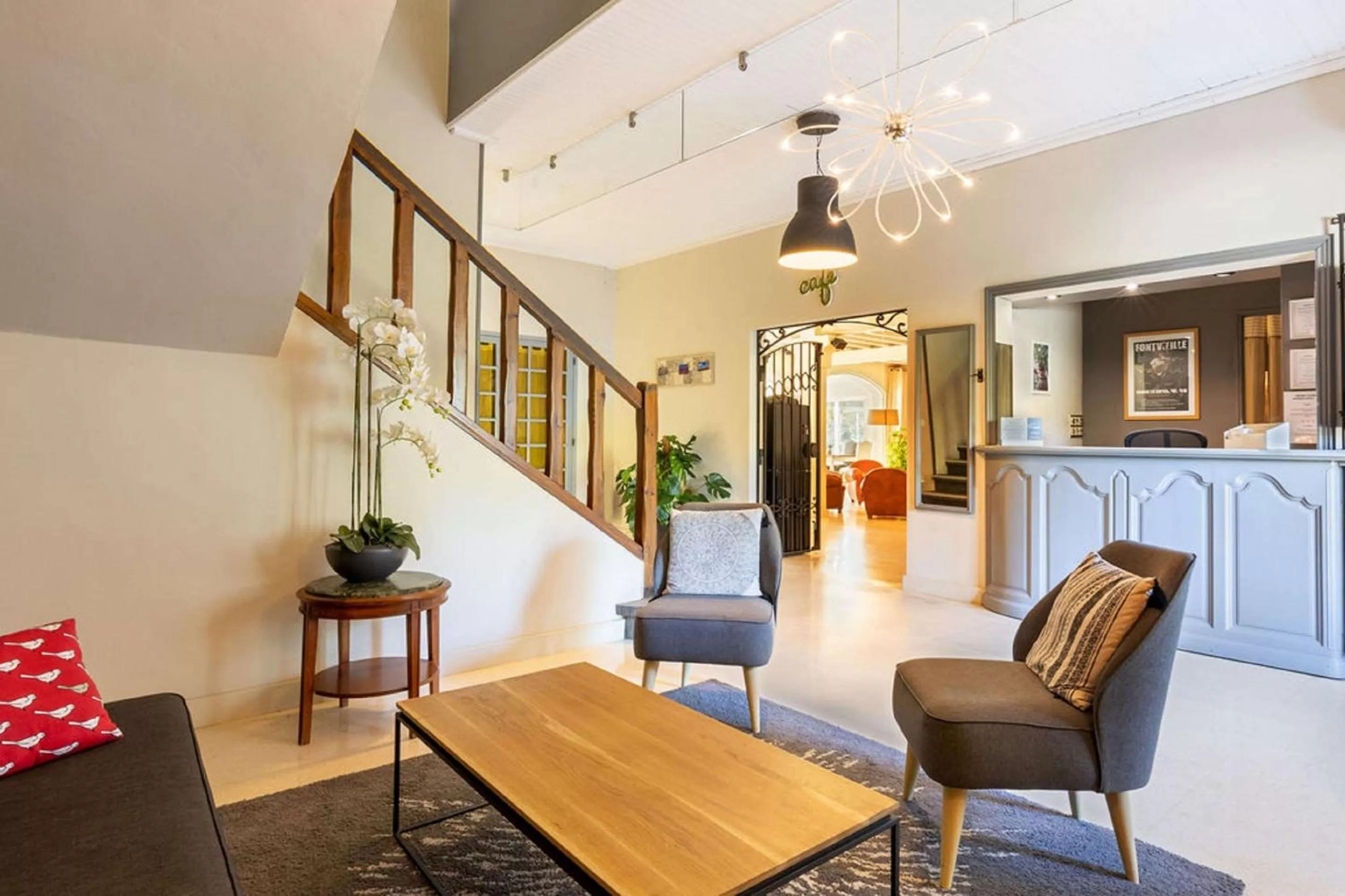 Lobby or reception in Best Western Le Val Majour