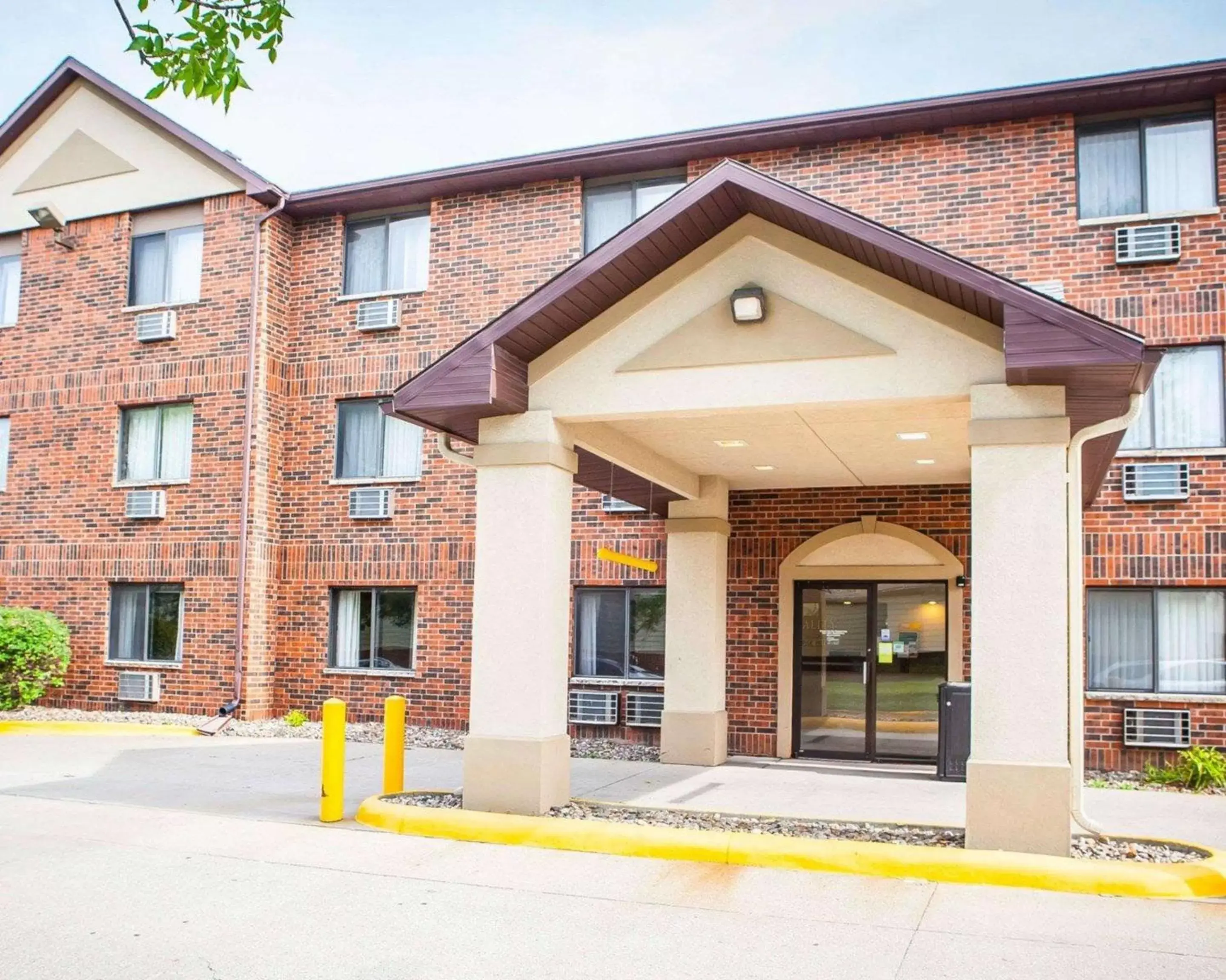 Property Building in Quality Inn & Suites Ankeny-Des Moines