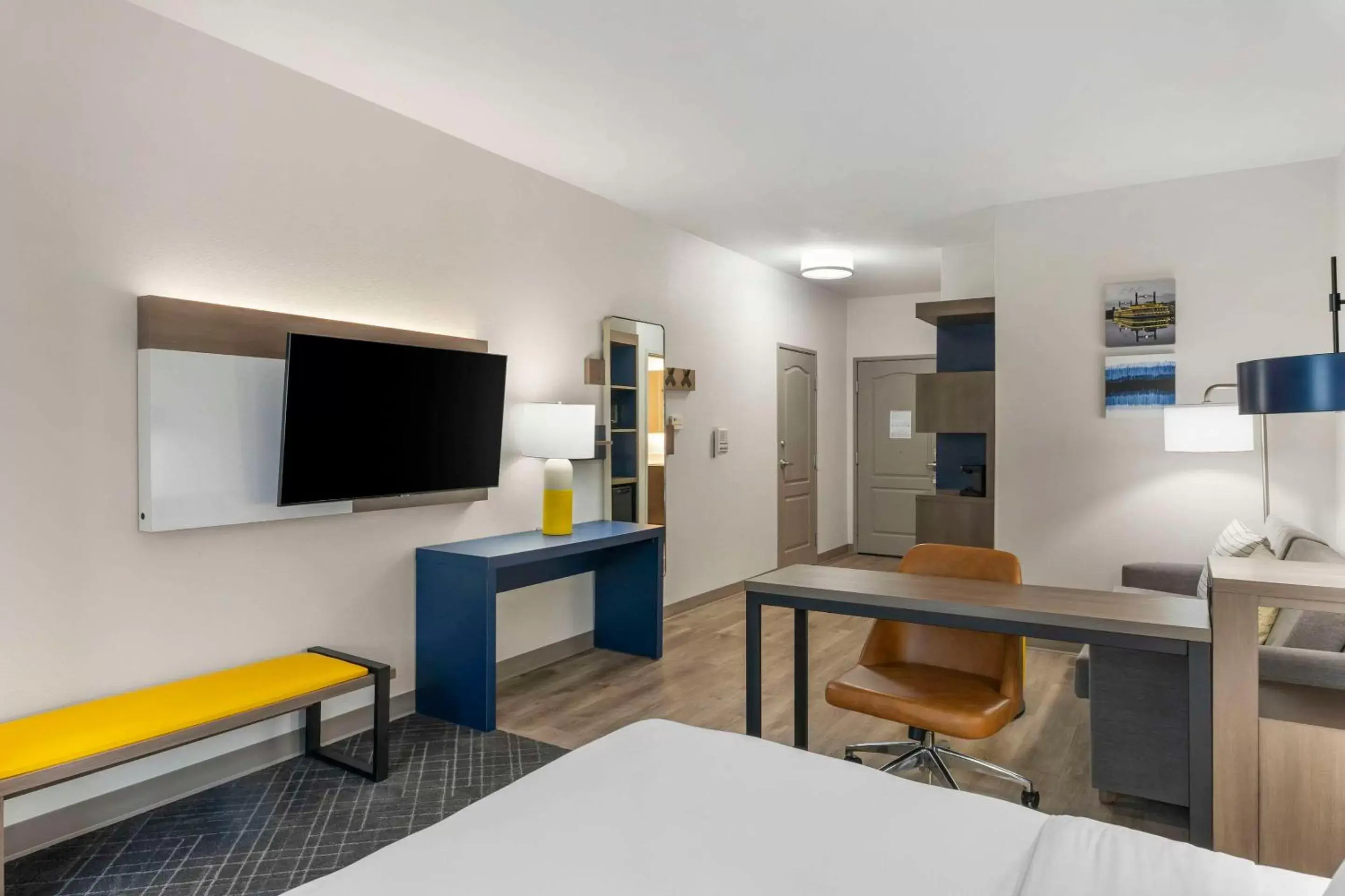 Bedroom, TV/Entertainment Center in Comfort Suites Elgin