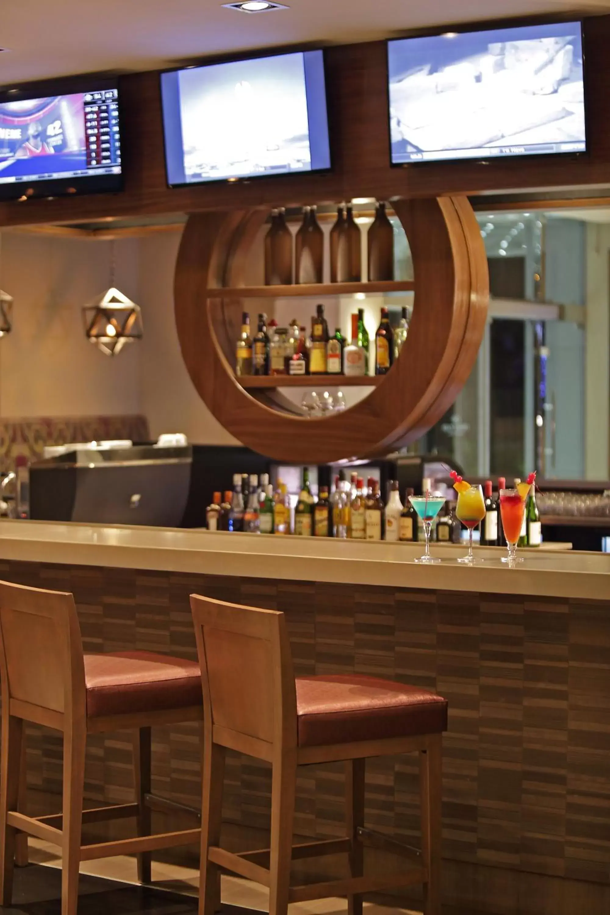 Lounge or bar in Crowne Plaza Airport, an IHG Hotel