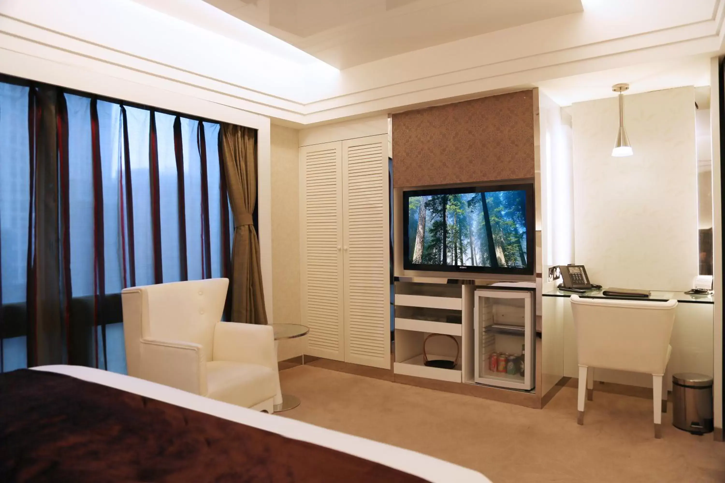 Photo of the whole room, TV/Entertainment Center in Nanjing Central Hotel