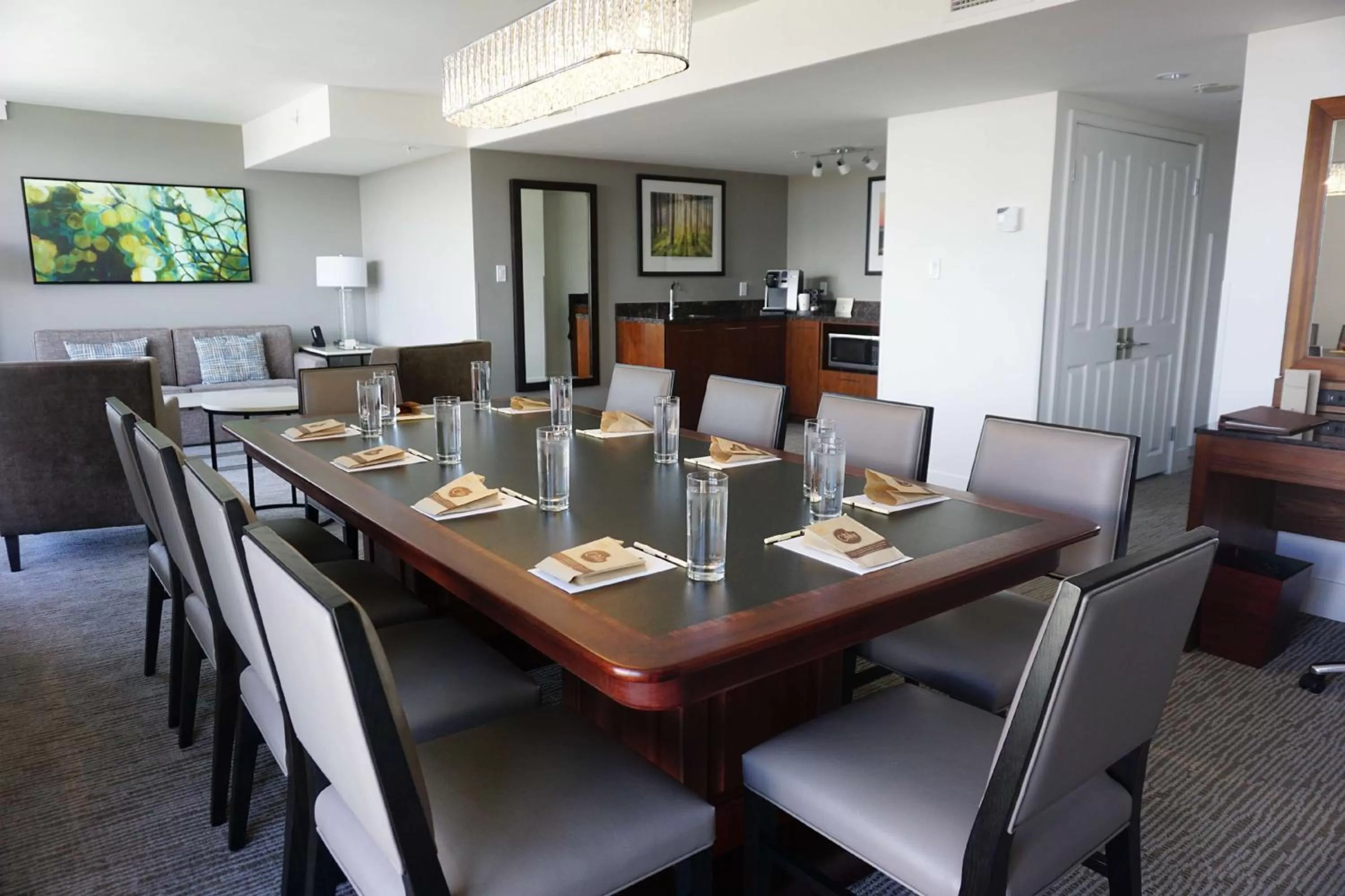 Bed in DoubleTree by Hilton Hotel & Suites Victoria