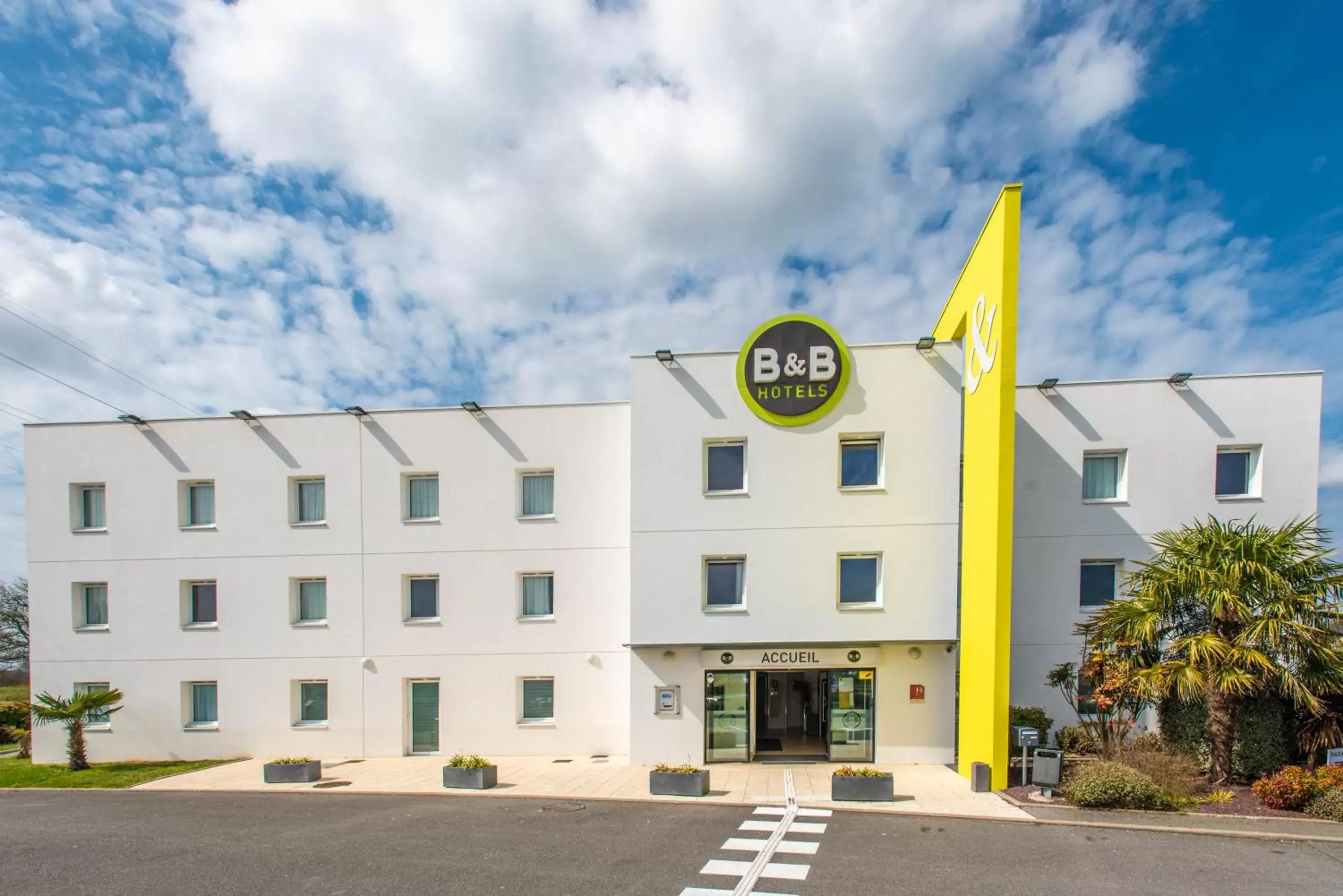 Facade/entrance, Property Building in B&B HOTEL Vannes Ouest Golfe du Morbihan