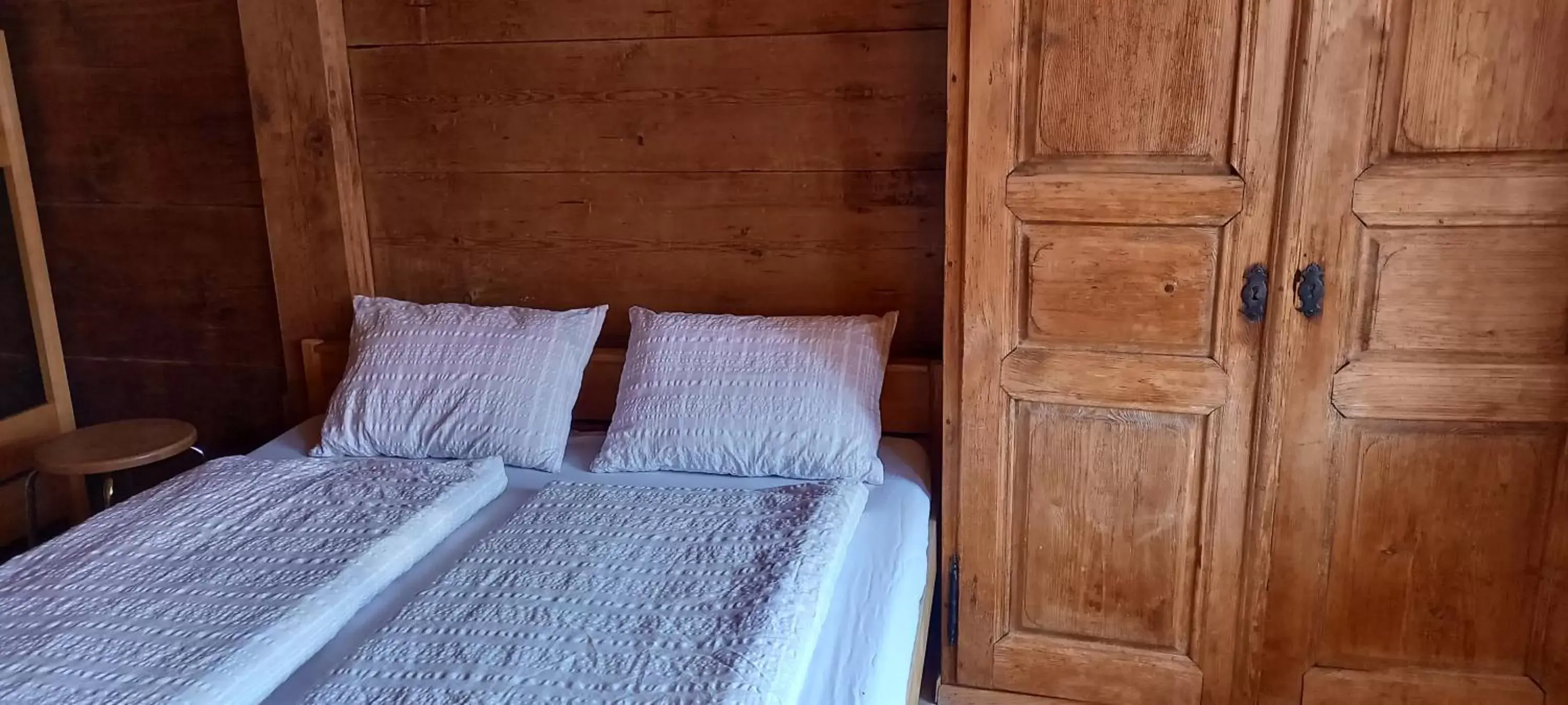 Photo of the whole room, Bed in Emme Lodge