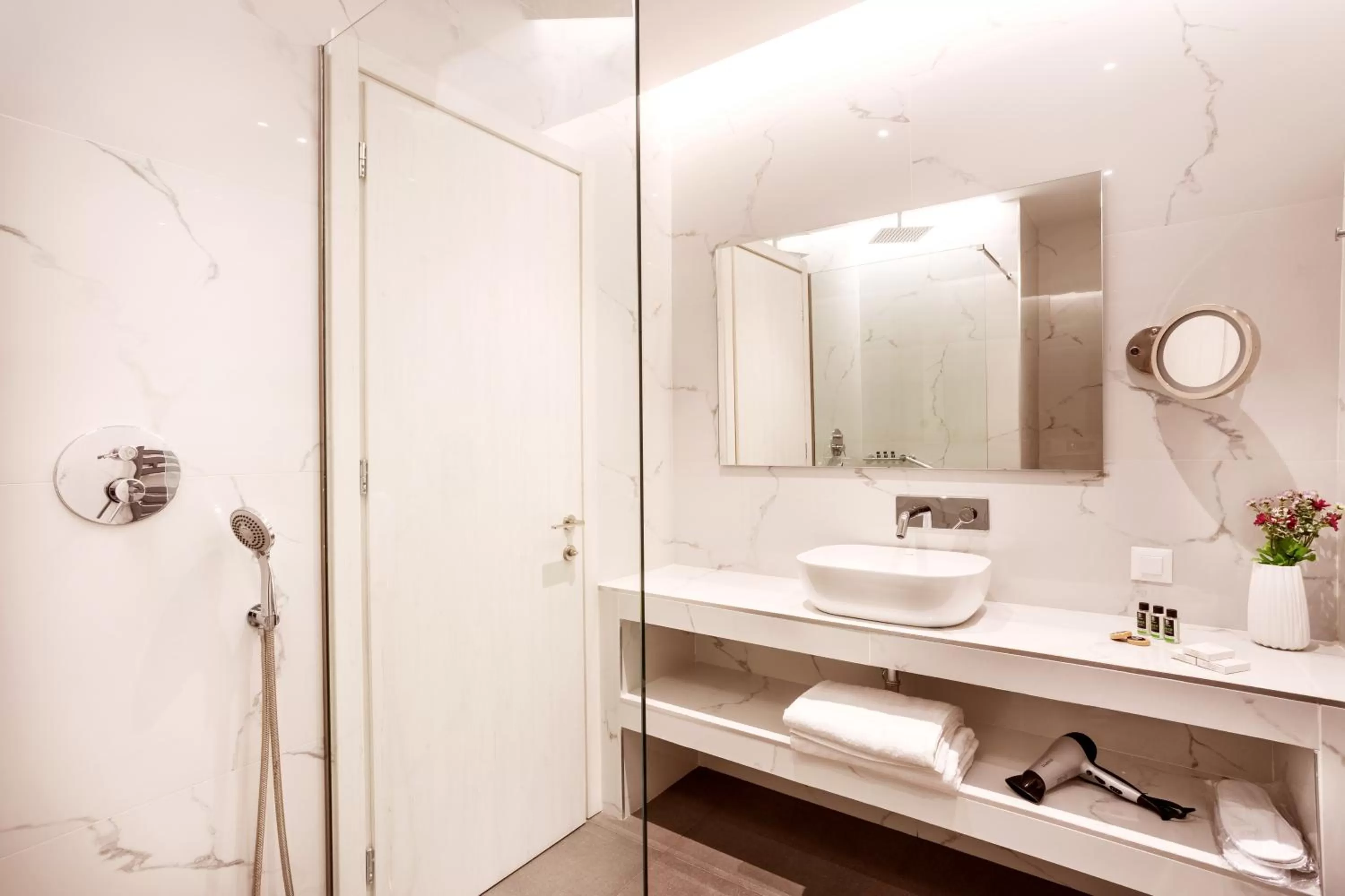 Shower in DAYS City Suites Athens