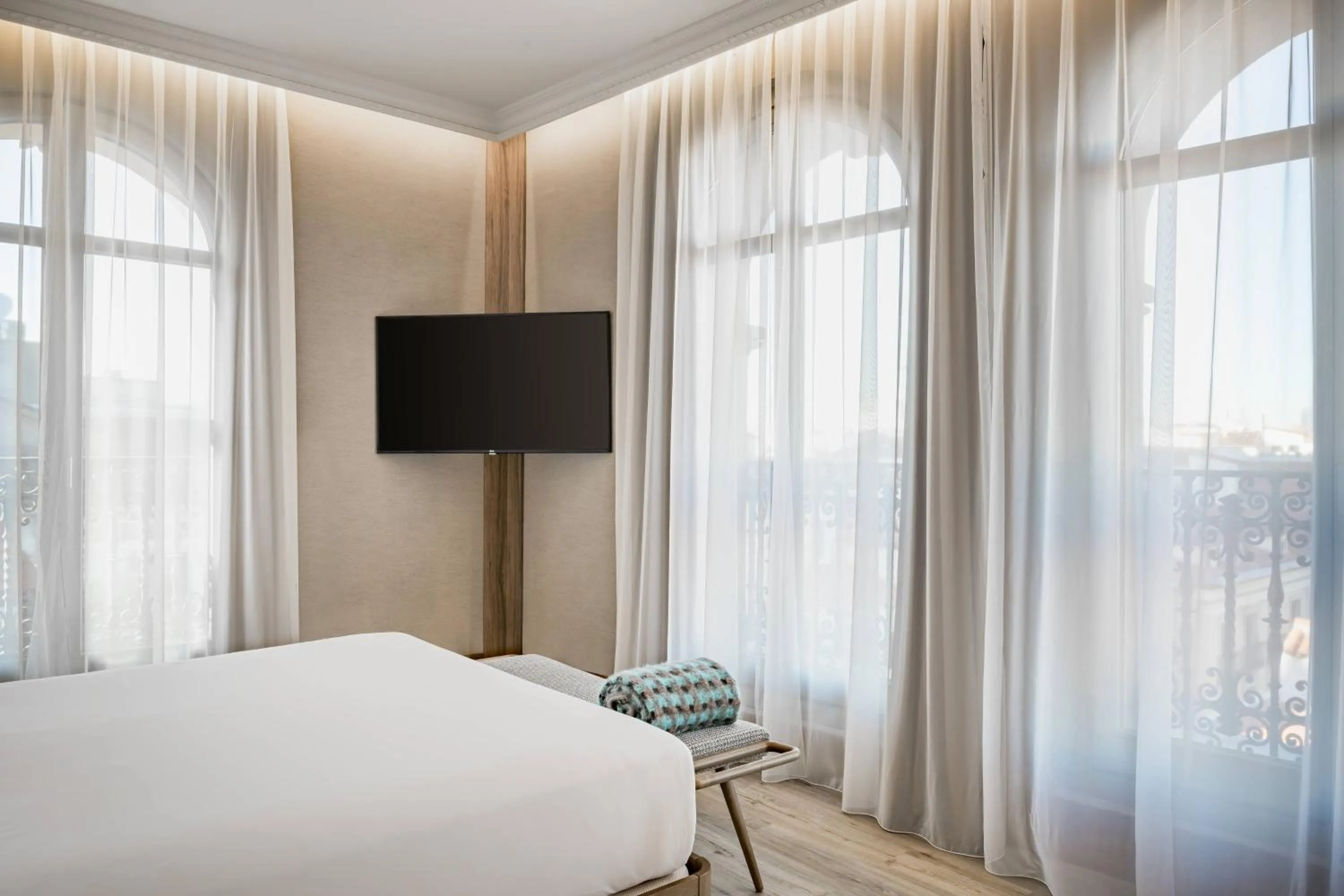 Photo of the whole room, Bed in Círculo Gran Vía, Autograph Collection (Adults Only)