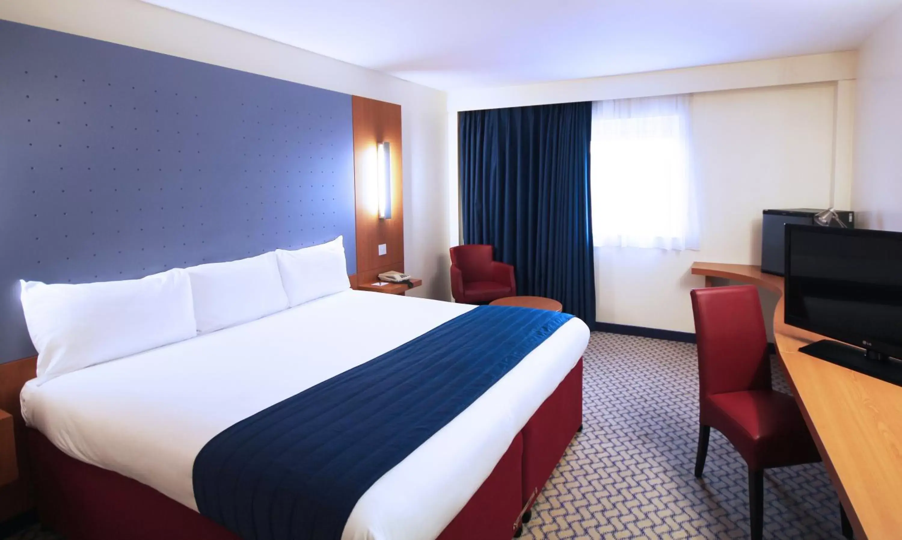 Bedroom, Bed in Ramada London North