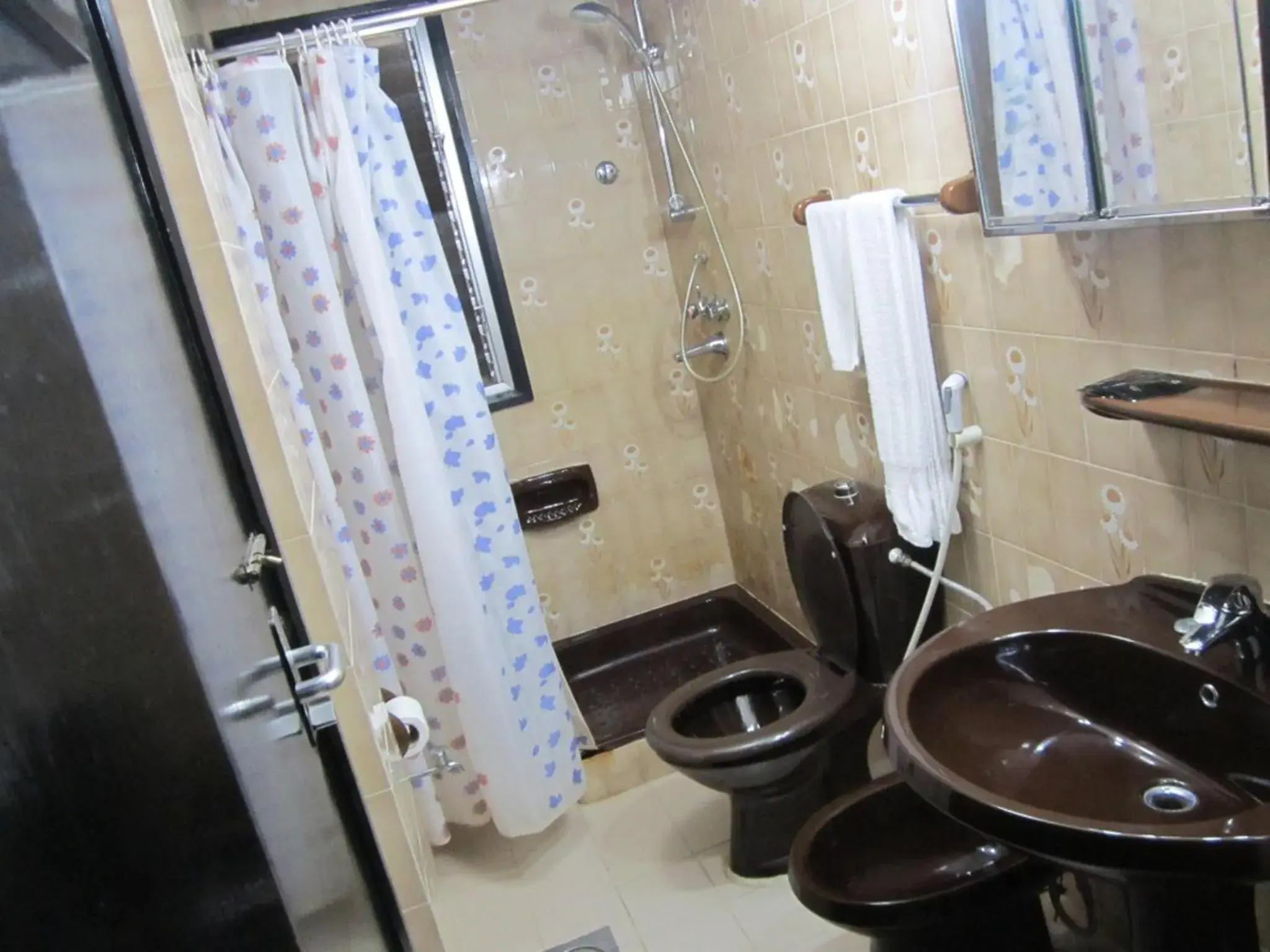 Toilet, Kitchen/Kitchenette in Qurum Beach Hotel