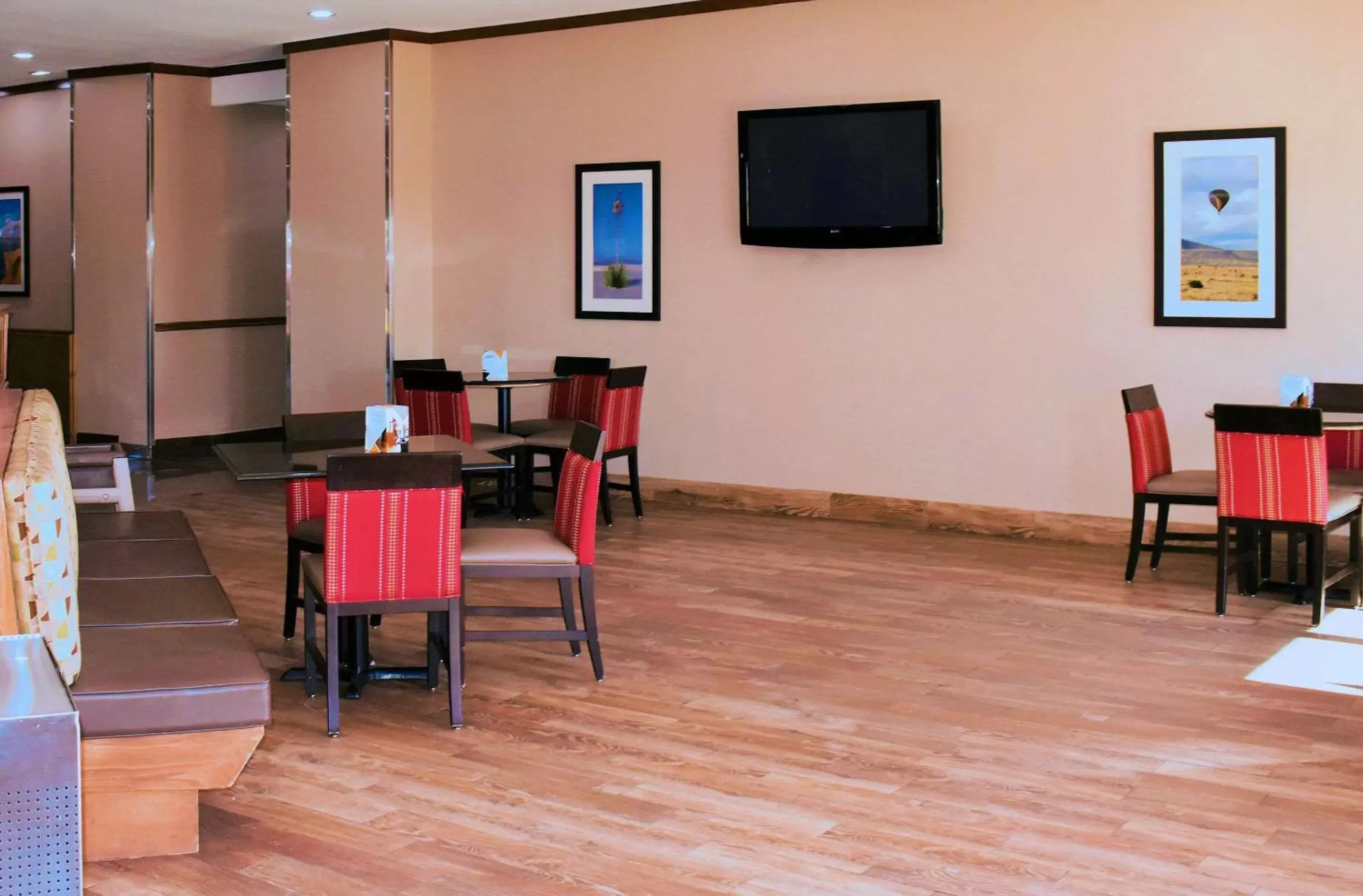 Restaurant/Places to Eat in Comfort Suites Roswell