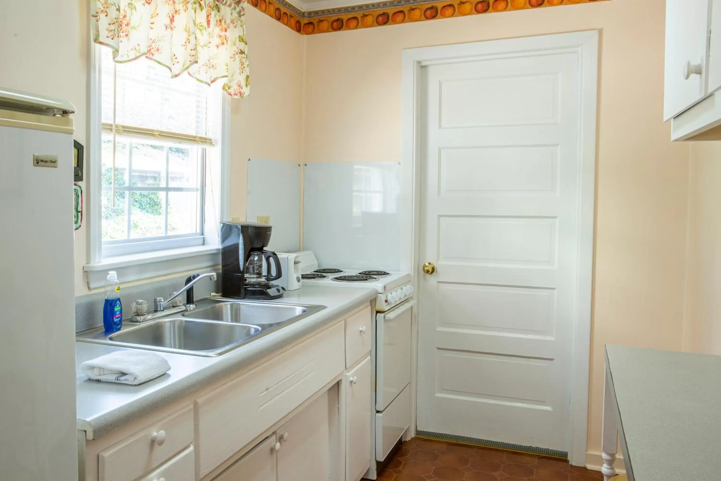 Kitchen or kitchenette, Kitchen/Kitchenette in The Chimney Rock Inn & Cottages