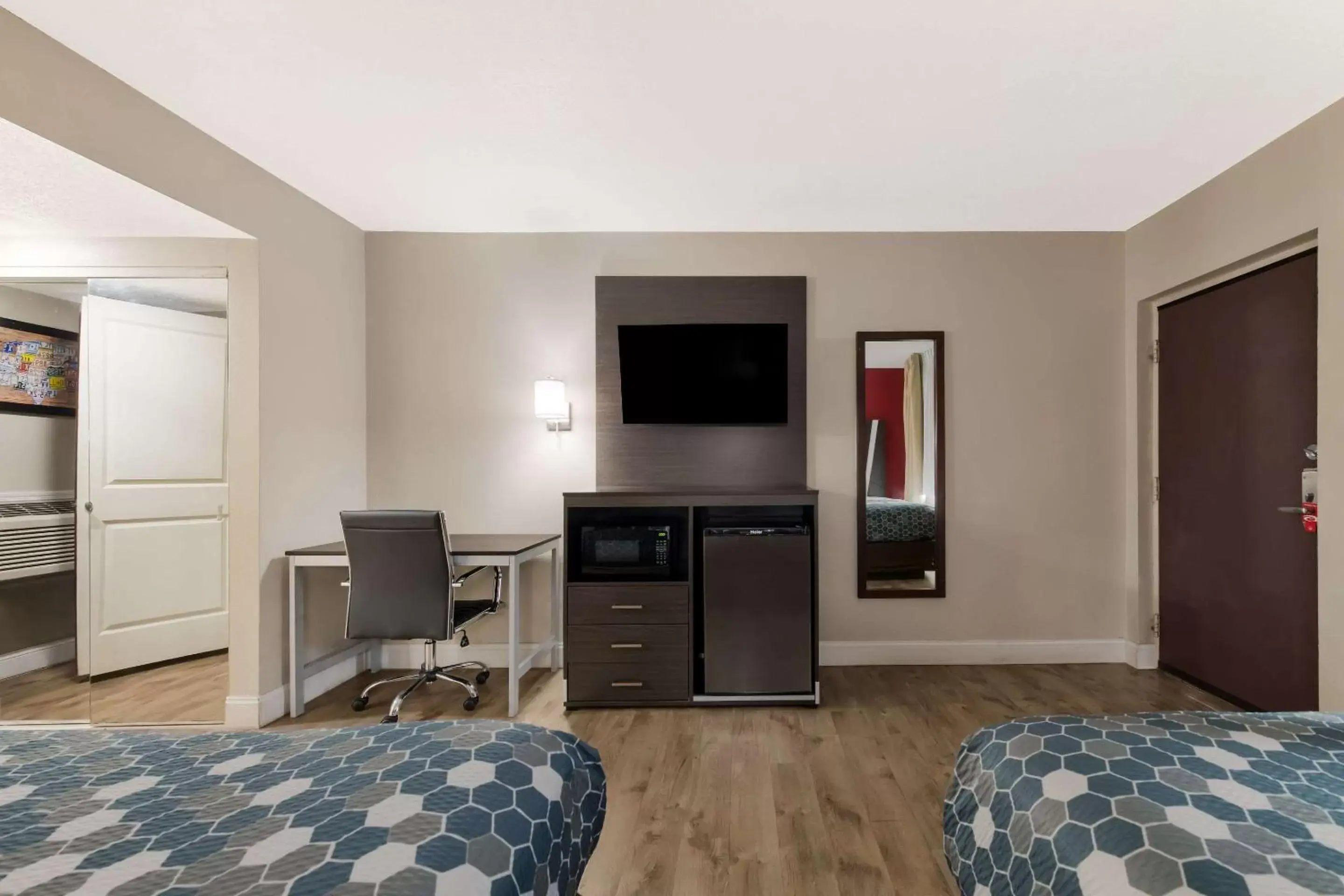 Bedroom, TV/Entertainment Center in Econo Lodge Inn & Suites on the River