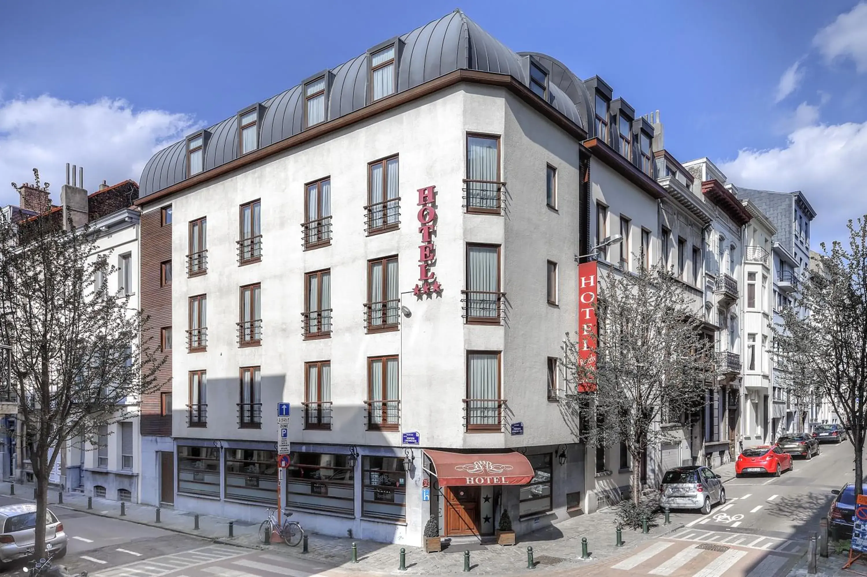 Facade/entrance in Beverly Hills Hotel Facade/entrance in Beverly Hills Hotel