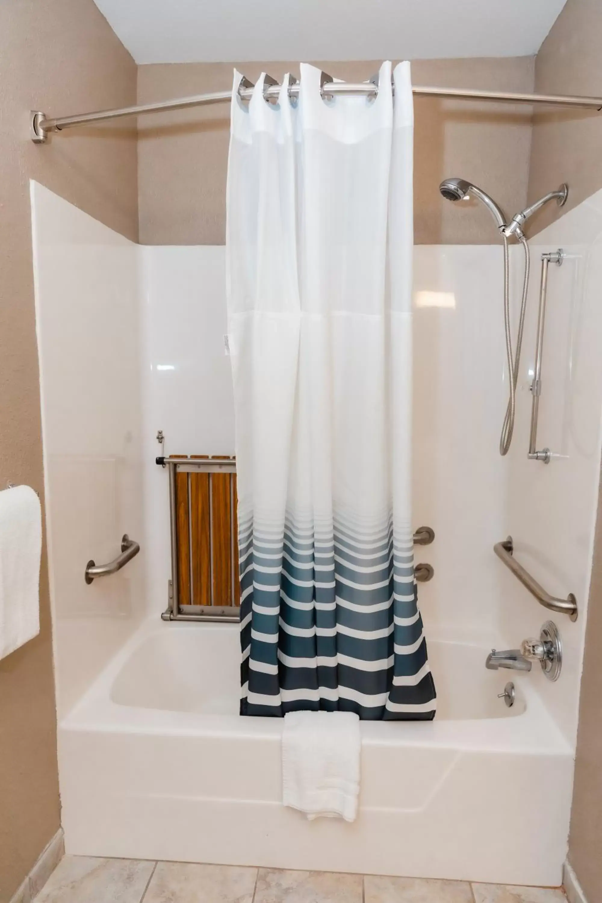 Shower, Bathroom in Carpenter Street Hotel