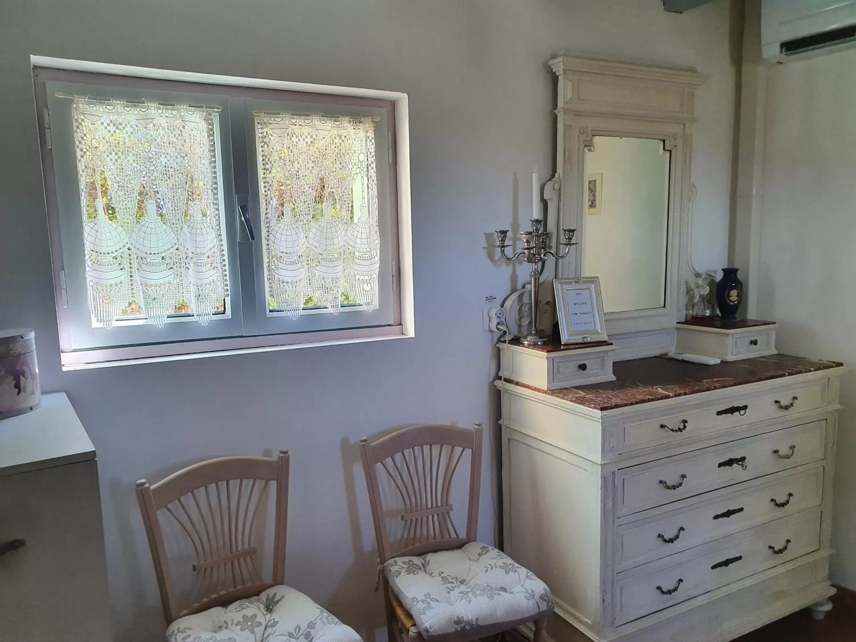 hair dresser, Kitchen/Kitchenette in Chambres d'hôtes Le Bois Des Frênes