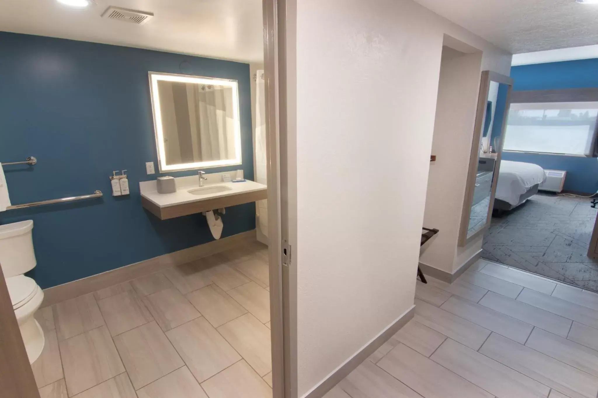 Photo of the whole room, Bathroom in Holiday Inn Express and Suites Fort Lauderdale Airport West, an IHG Hotel