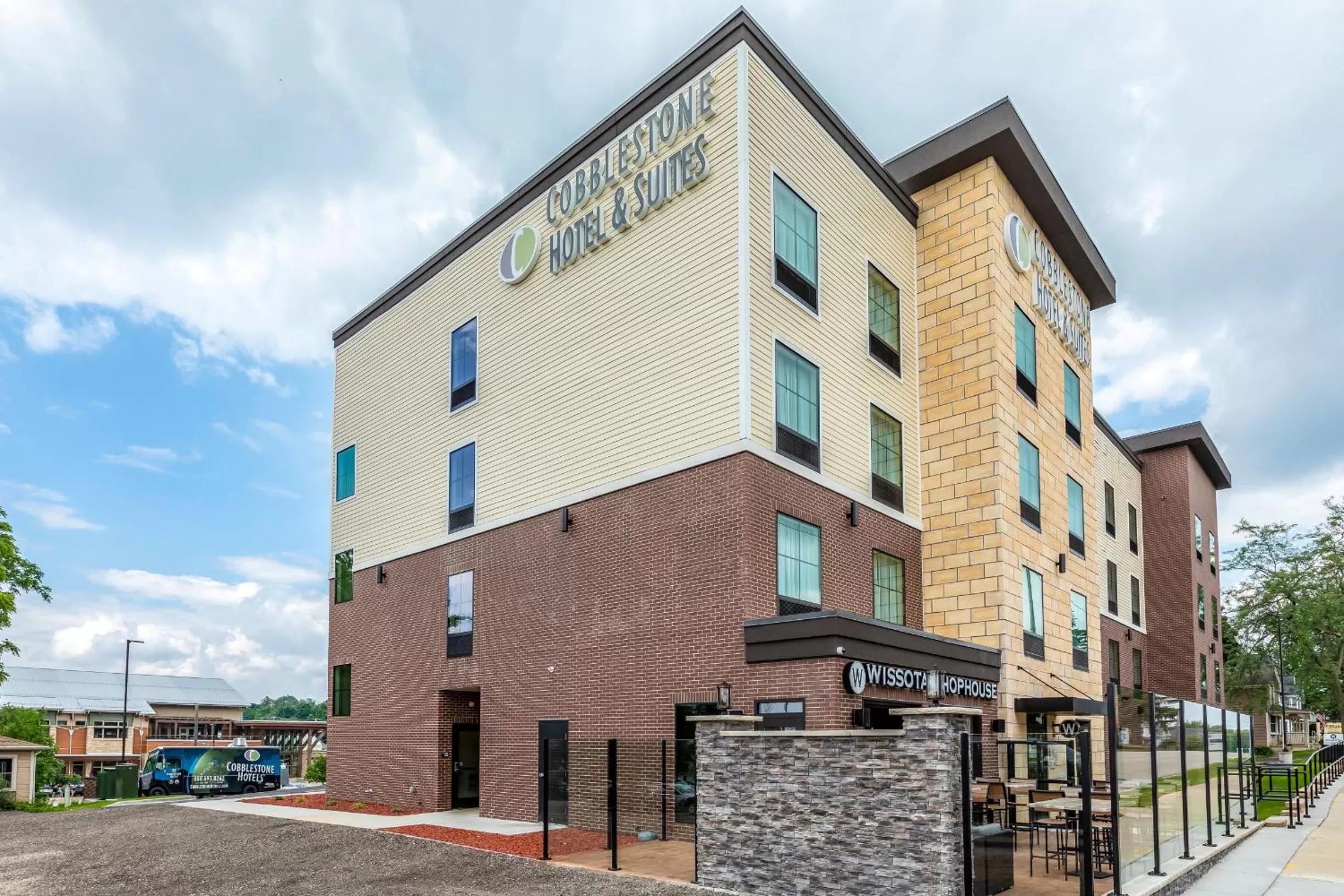 Facade/entrance in Cobblestone Hotel & Suites Hartford