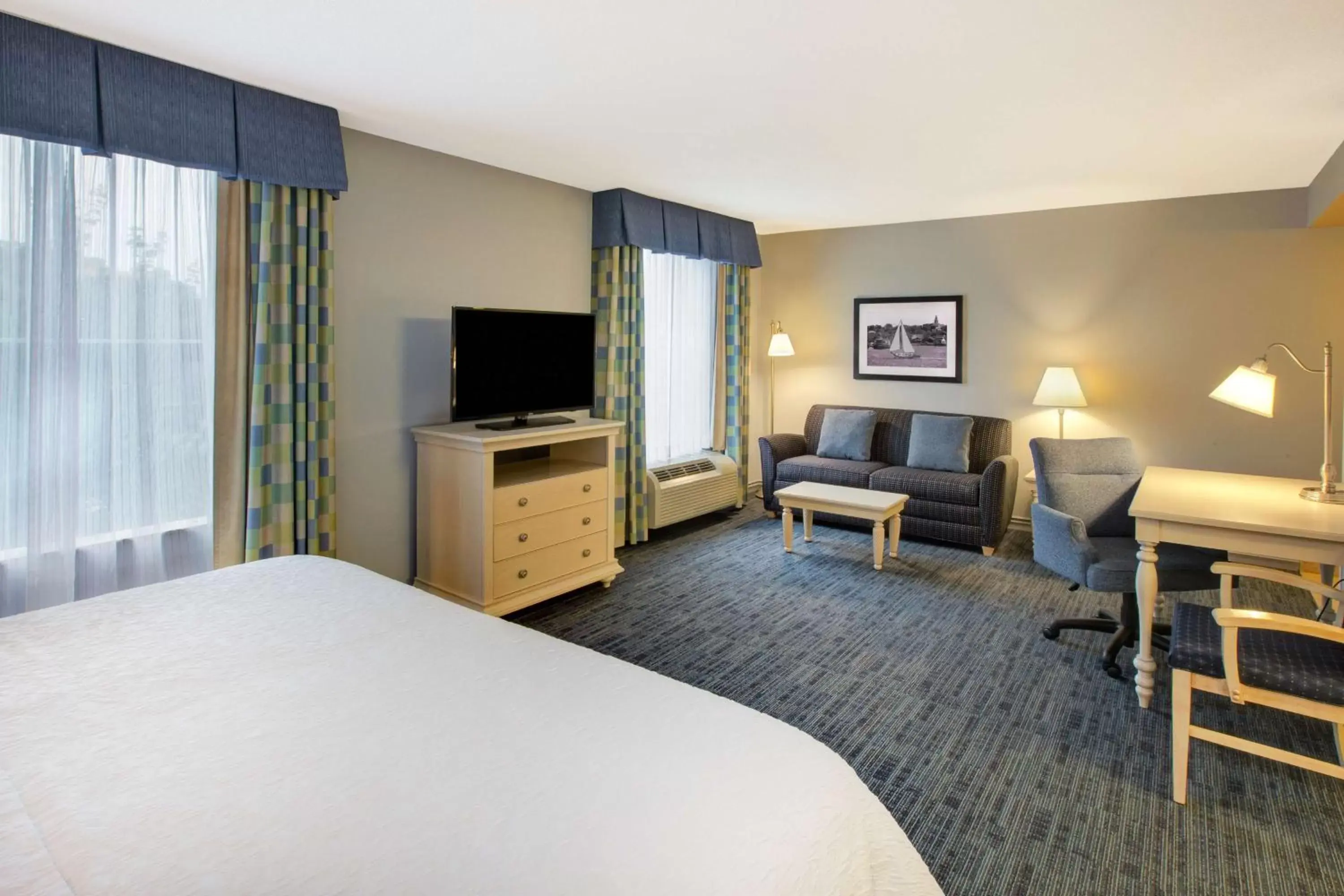 Bedroom, TV/Entertainment Center in Hampton Inn & Suites - Cape Cod / West Yarmouth