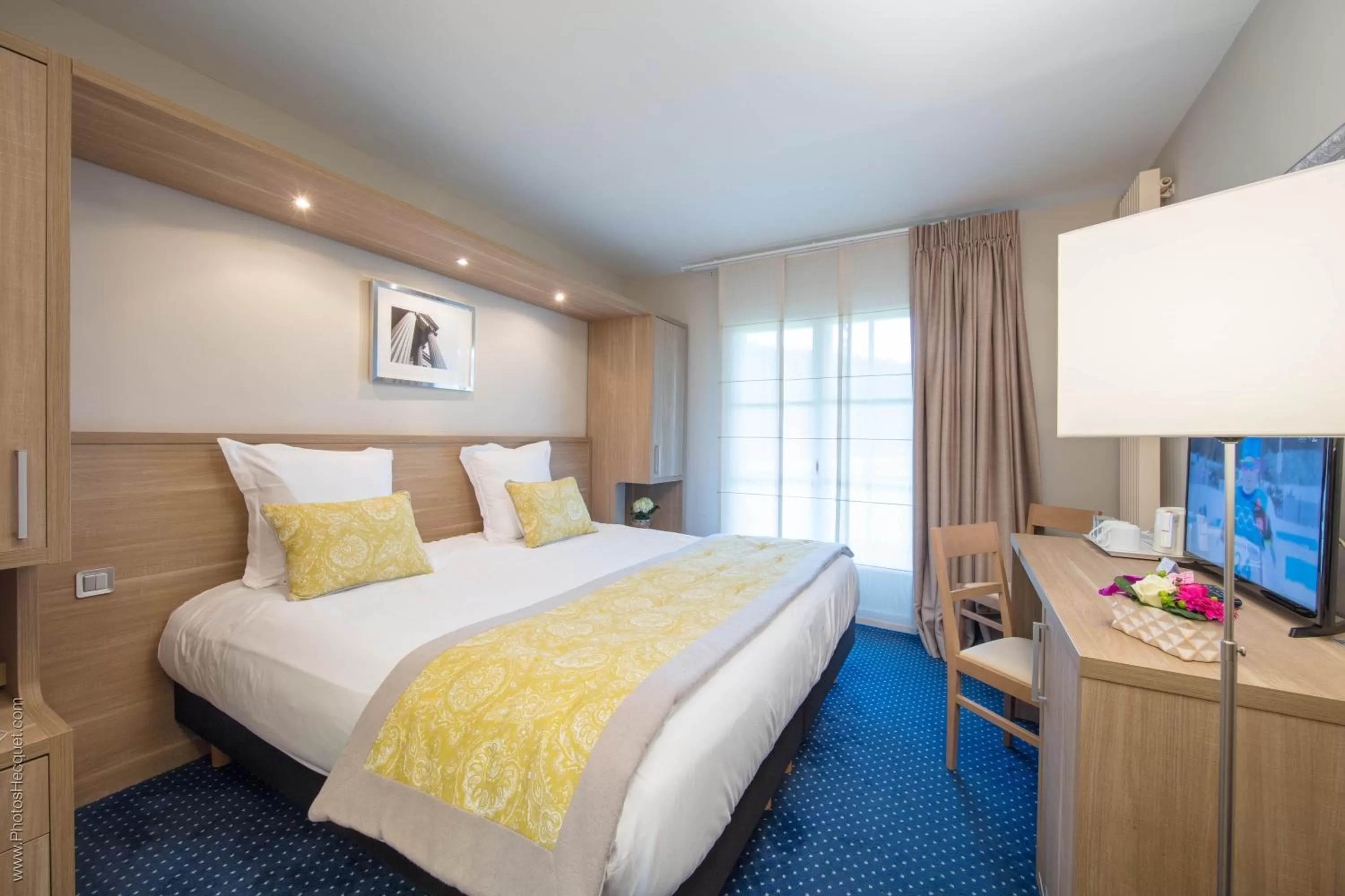 Staff, Bed in LOGIS Hôtel & Restaurant - LENSOTEL