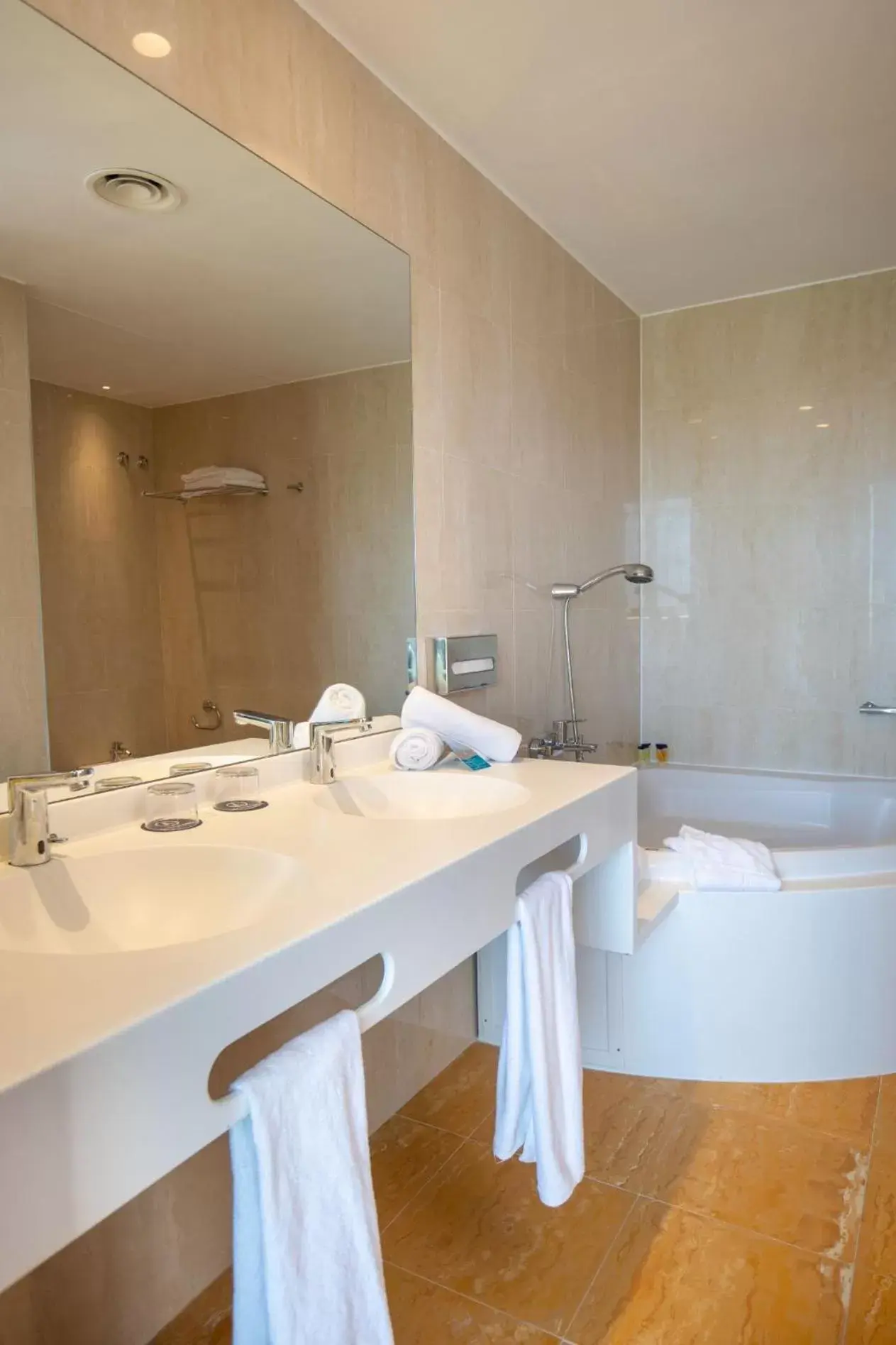 Hot Tub, Bathroom in Hotel BCL Levante Club & Spa - Only Adults Recomended