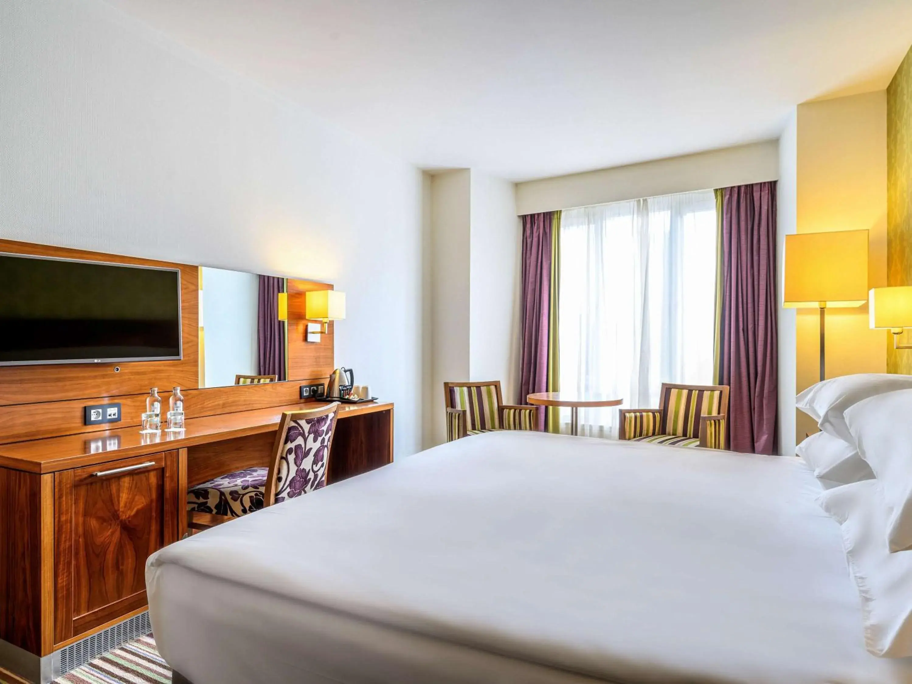 Photo of the whole room, Bed in Mercure Liege City Centre