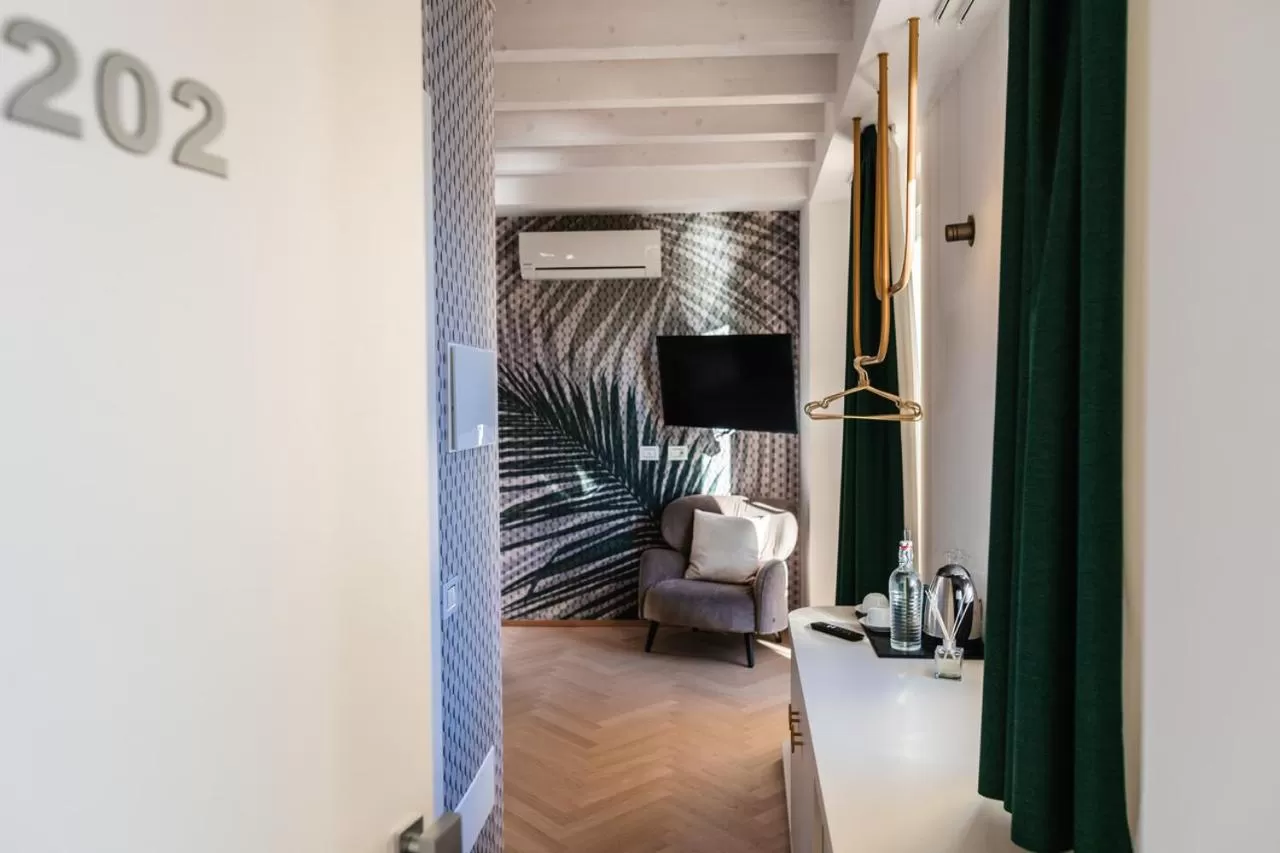 Photo of the whole room, Bed in LUXURY SUITES ROCOPOM - Lake Front