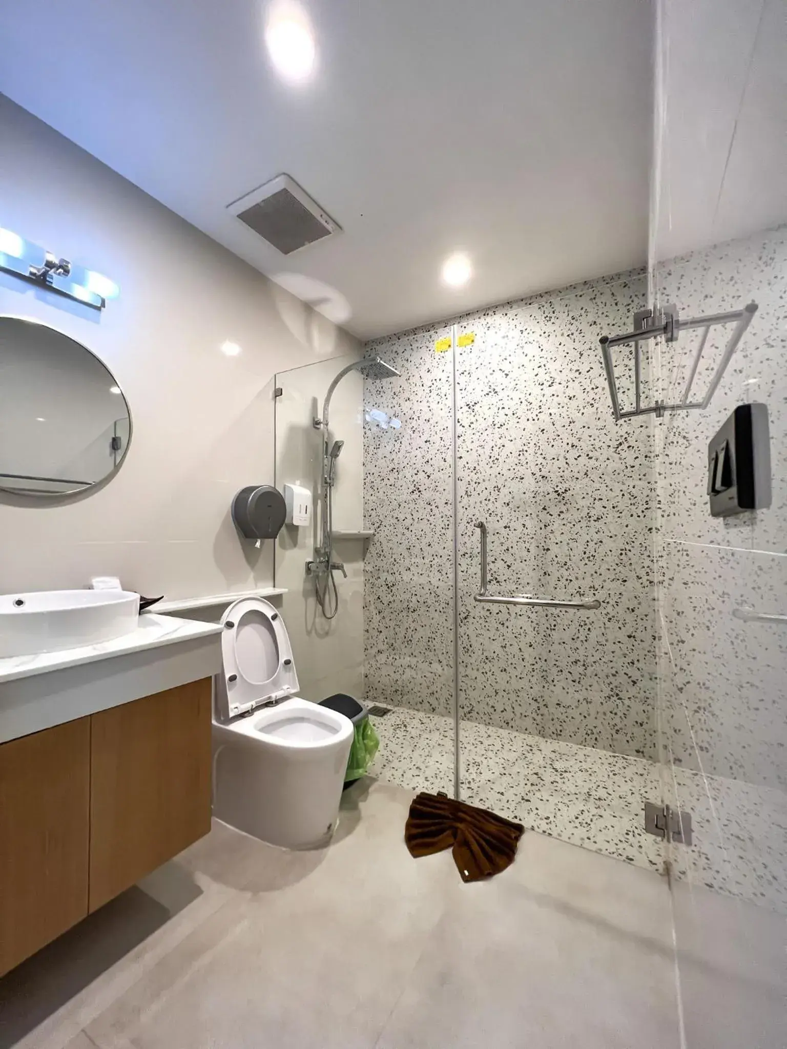 Shower, Bathroom in Cliff Lanta Suite-Koh Lanta Krabi