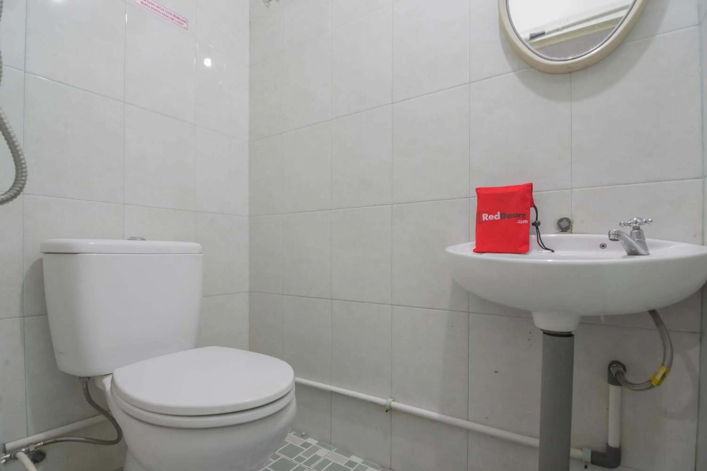 Bathroom in RedDoorz near Gajah Mada Pontianak Bathroom in RedDoorz near Gajah Mada Pontianak