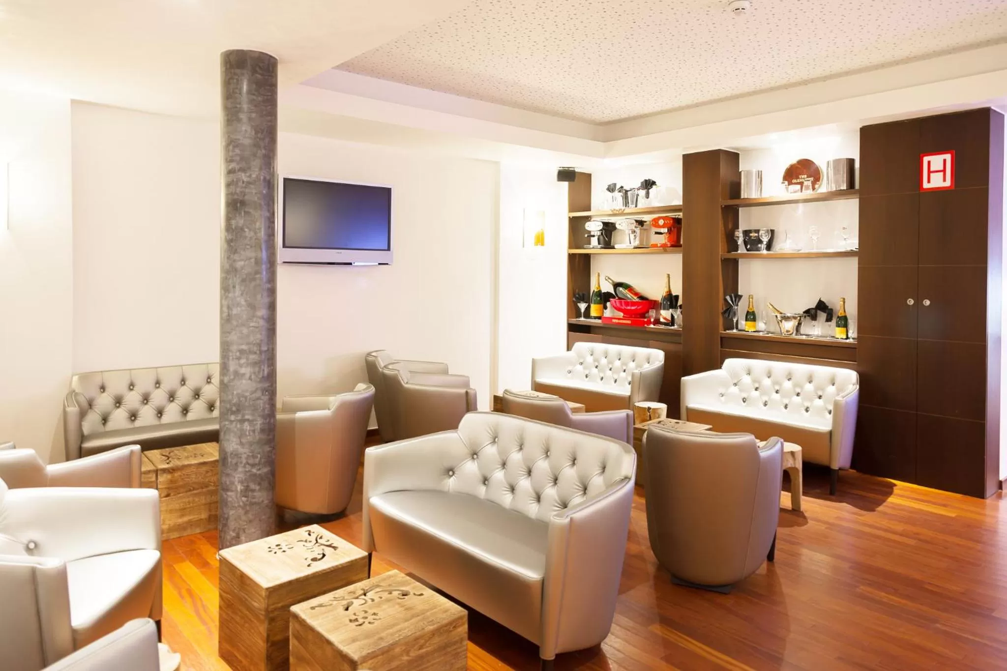 Communal lounge/ TV room in Hotel Tristar